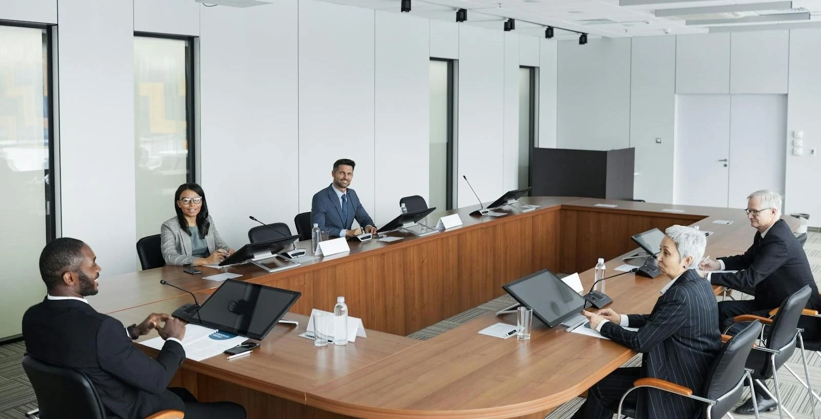 Réunion en salle de conseil, facturation Chorus Pro pour le secteur public