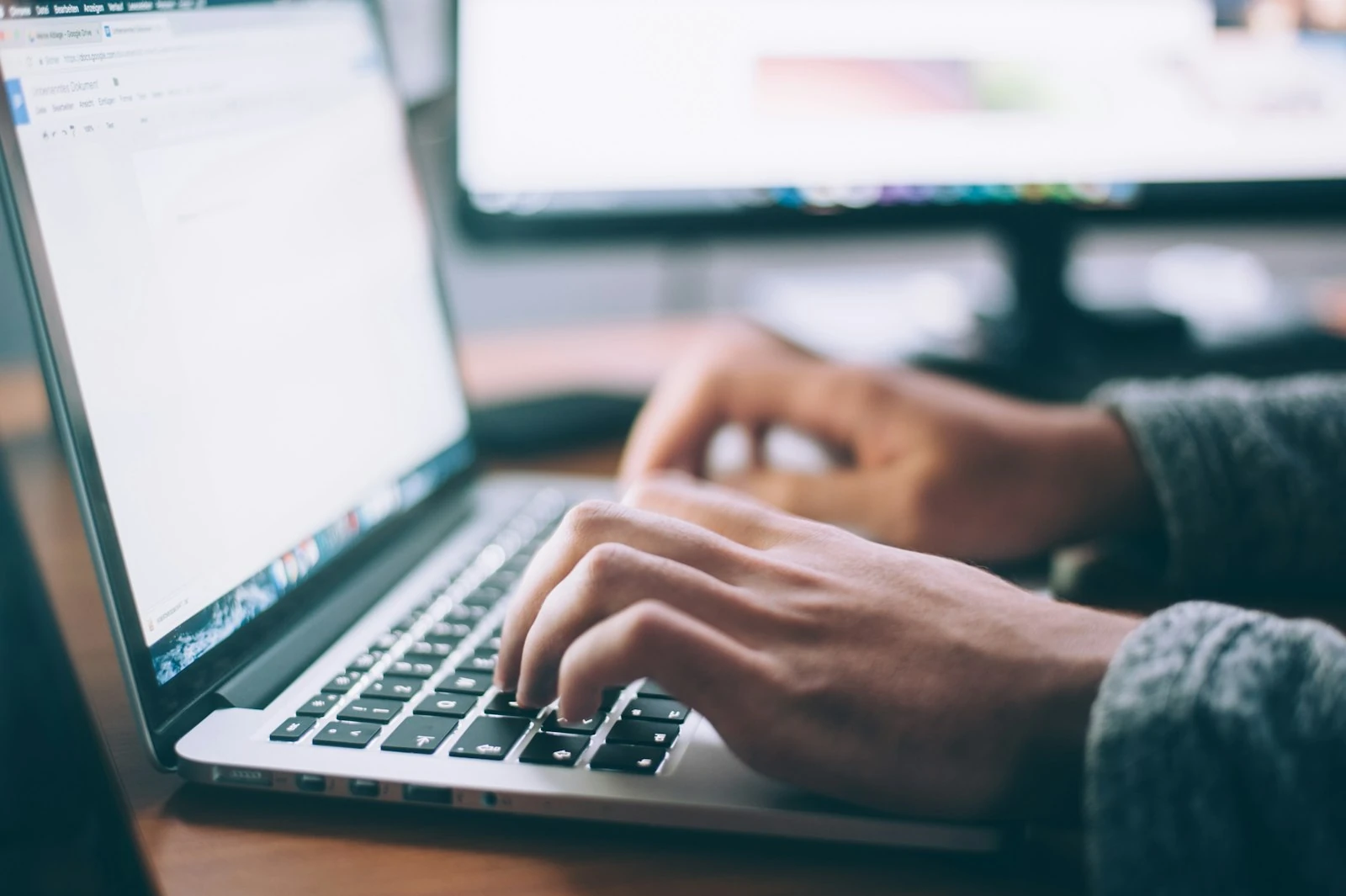Bureau de travail avec ordinateur portable, un interlocuteur unique pour votre dossier