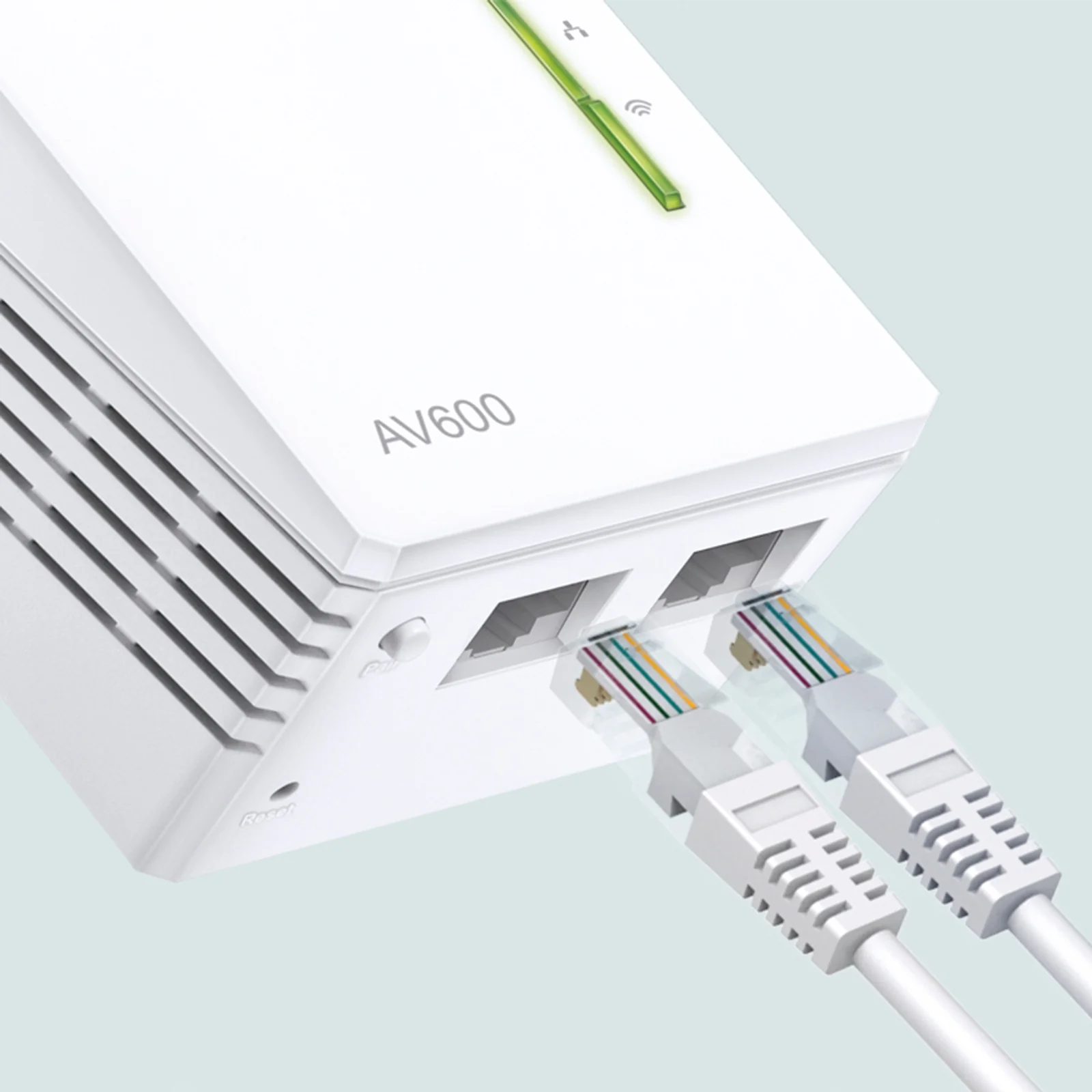 Gros plan sur les 2 ports RJ-45 du TP-Link TL-WPA4220 AV600 avec câbles Ethernet branchés, barre LED verte visible en haut de l'appareil