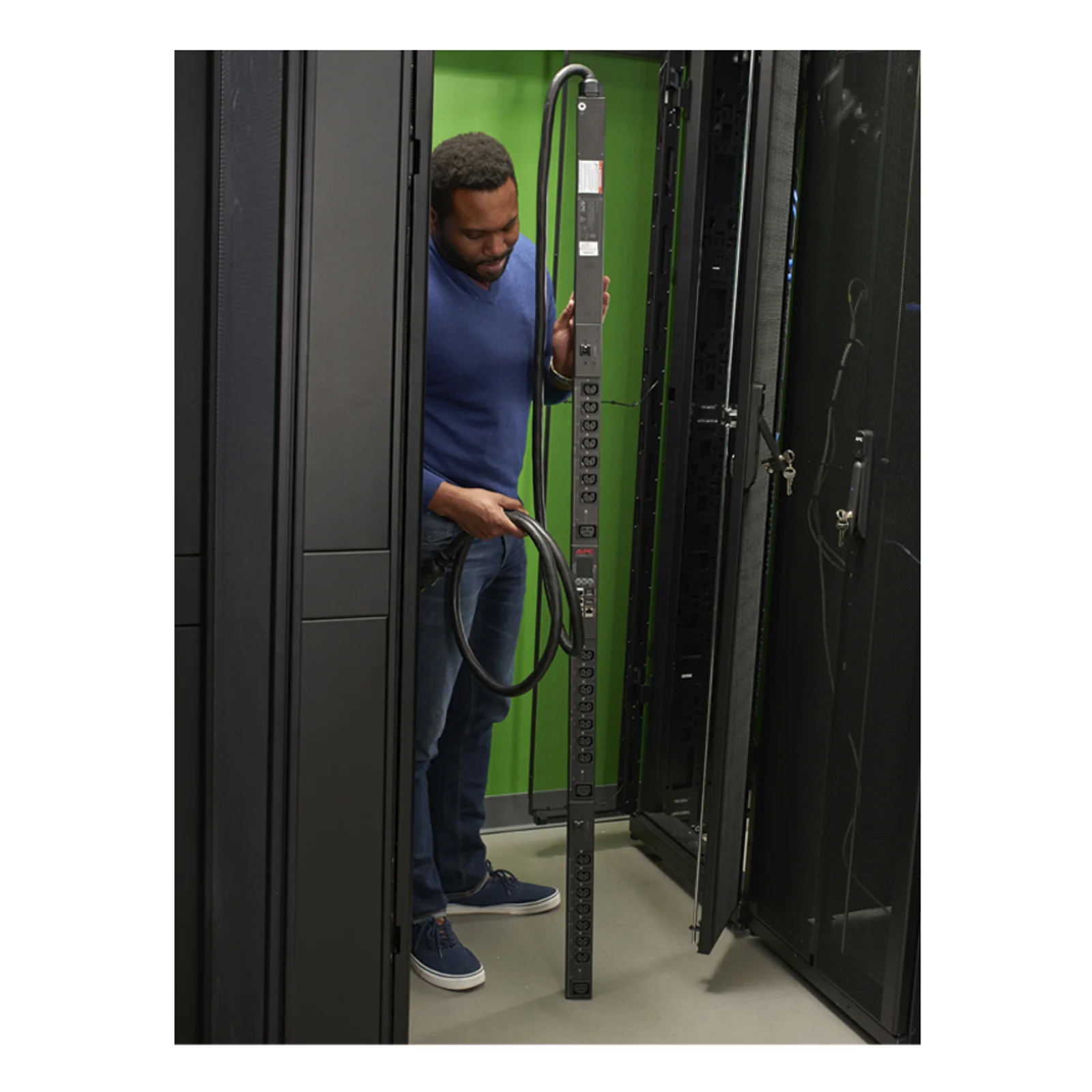 APC APDU9953 unité de distribution d'énergie 24 sortie(s) CA 0U Noir
