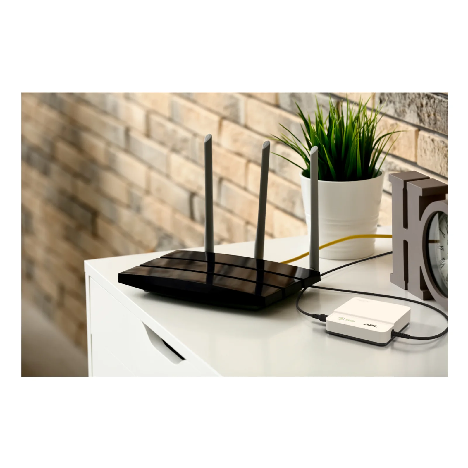 APC mini UPS CP12036LI - Alimentation de secours 12Vdc, 36W, Li-ion, protège WiFi, routeurs, caméras IP, etc.