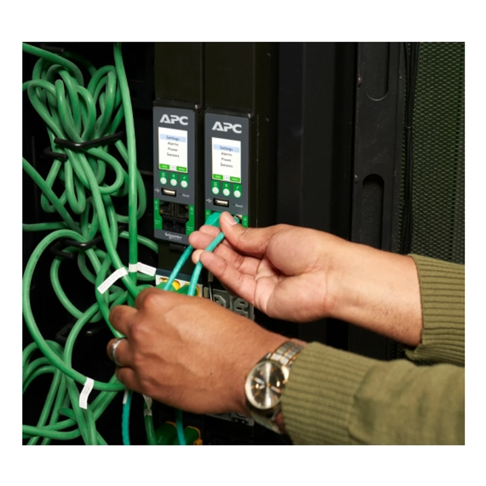 APC NetShelter Rack PDU Advanced unité de distribution d'énergie 42 sortie(s) CA 0U Noir
