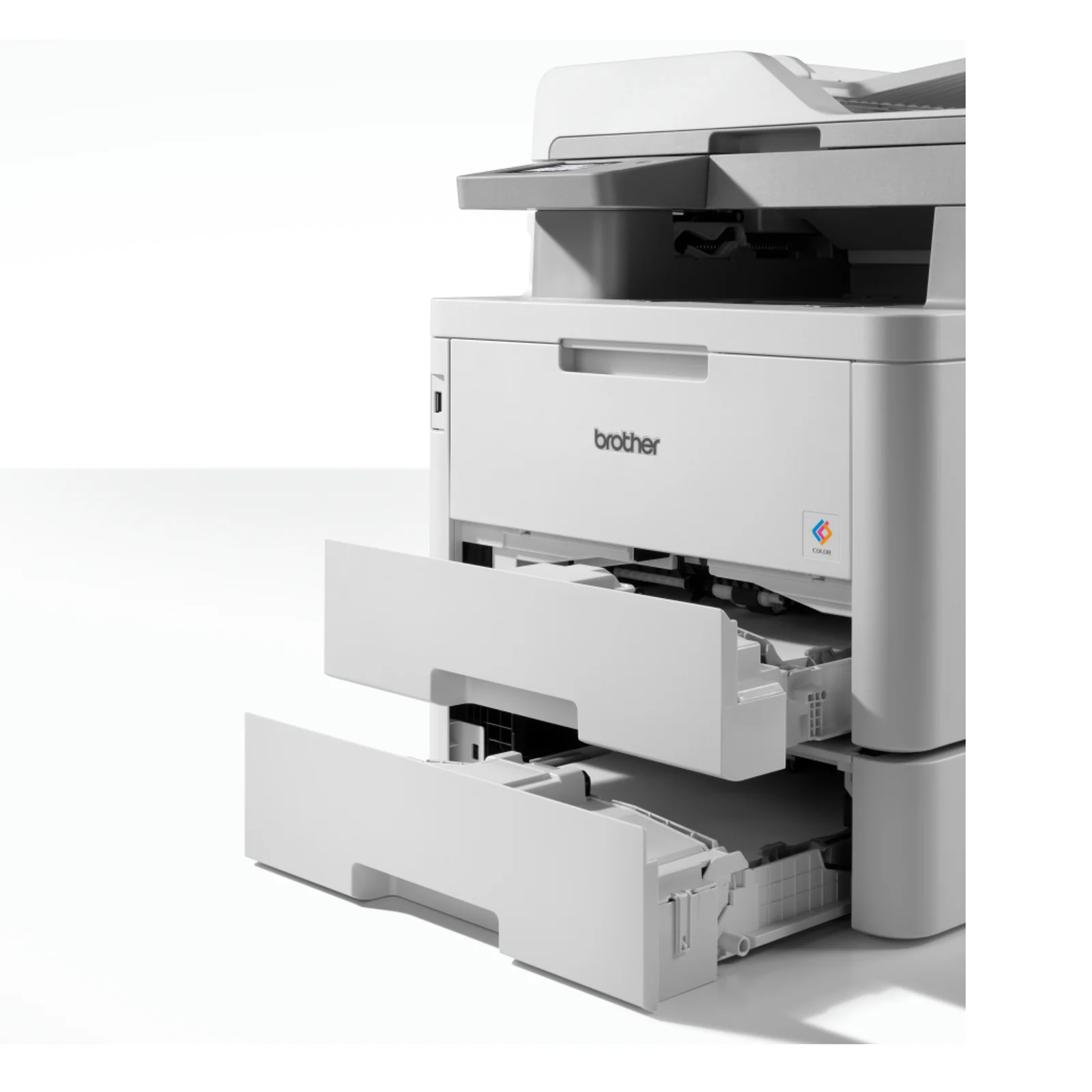 Imprimante laser Brother avec deux bacs papier inférieurs LT-310CL ouverts, posée sur un bureau