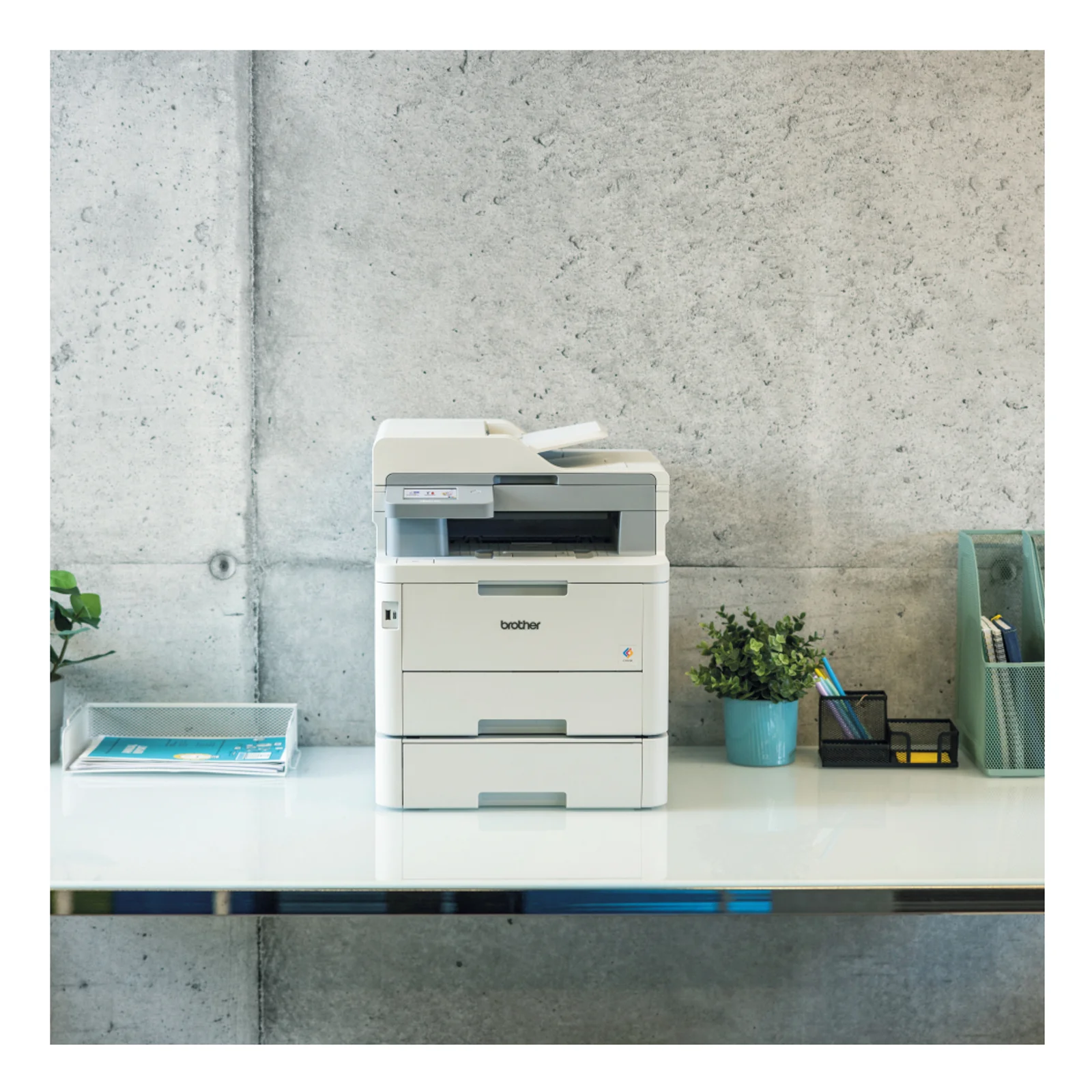 Imprimante laser couleur Brother avec bac LT-310CL en situation sur un bureau de bureau professionnel