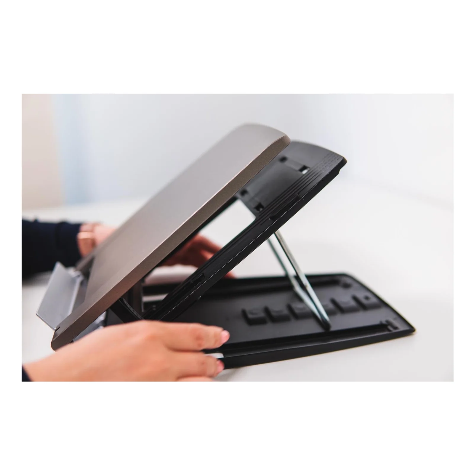 BakkerElkhuizen Ergo-Q 330 Circular Supports de Laptop Noir, Gris 43,2 cm (17")