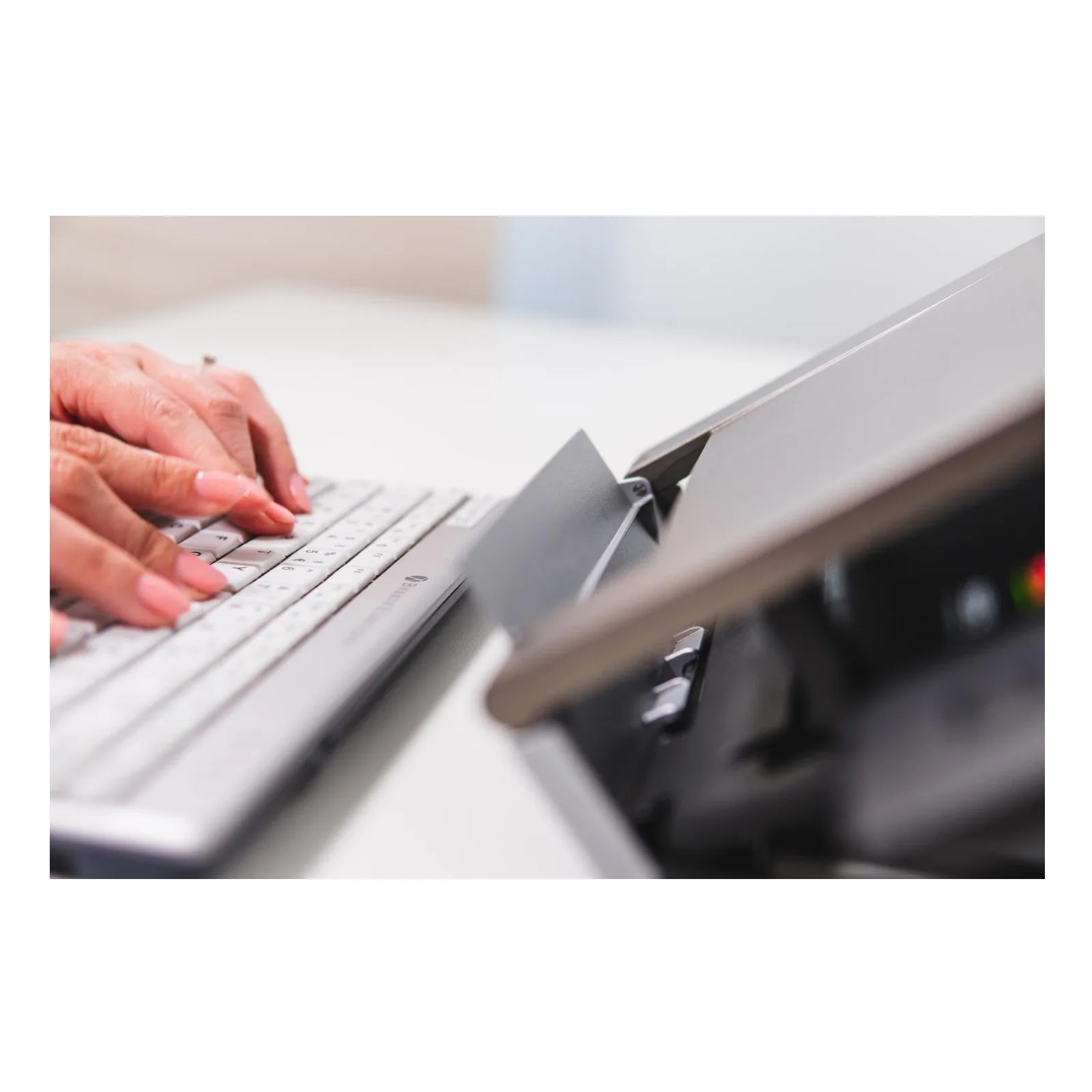 BakkerElkhuizen Ergo-Q 330 Circular Supports de Laptop Noir, Gris 43,2 cm (17")