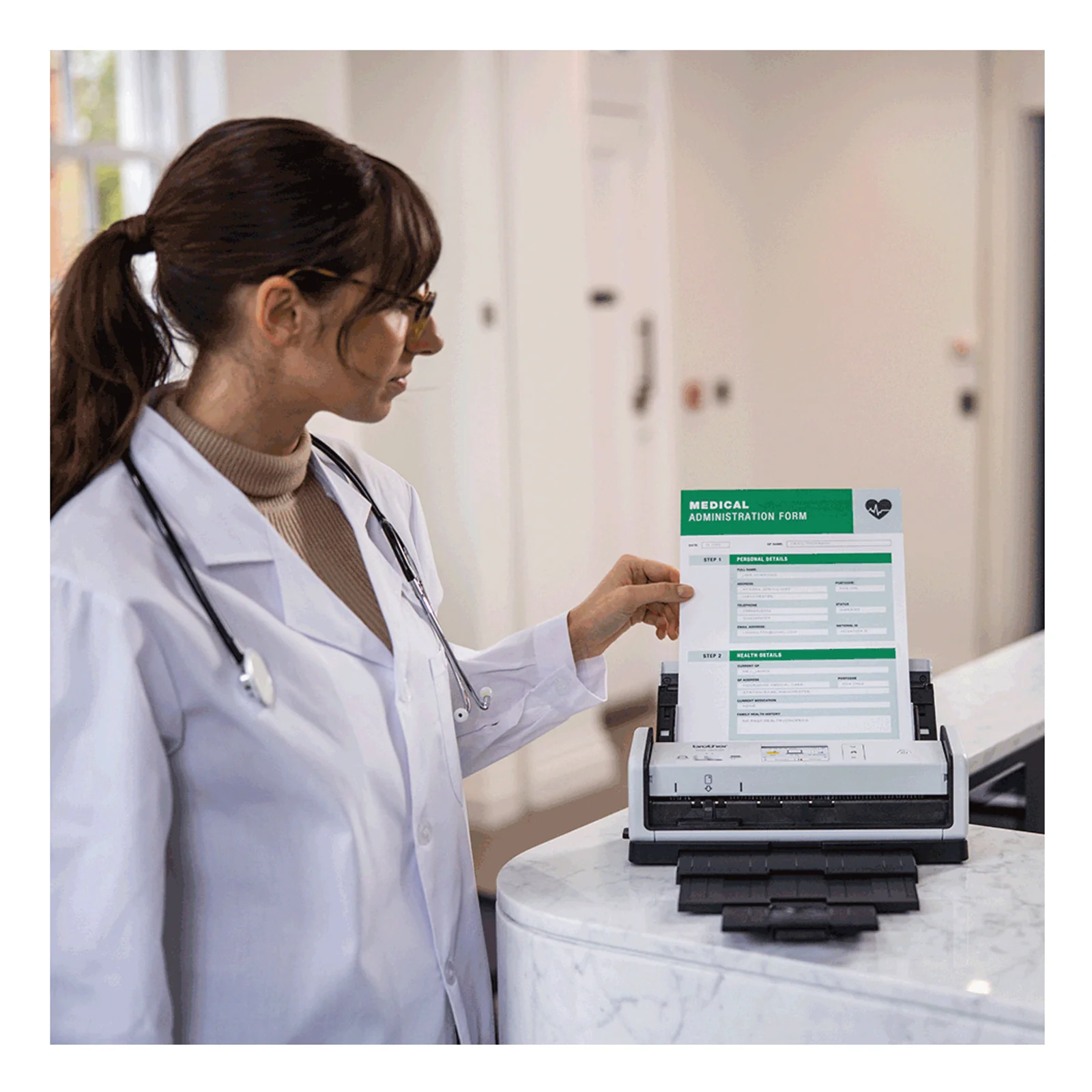 Médecin en blouse blanche numérisant un formulaire Medical Administration Form sur scanner ADS-1800W, comptoir en marbre