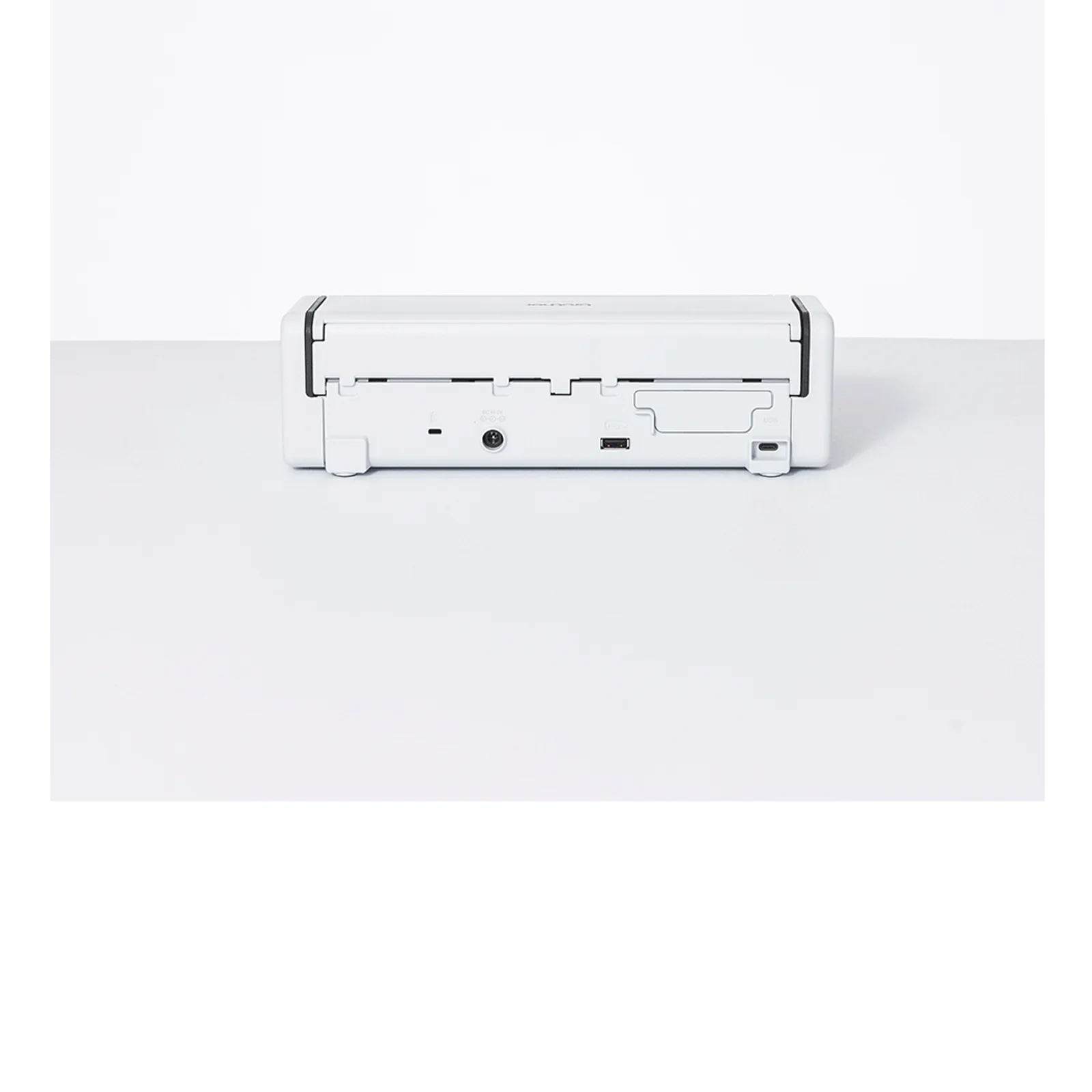 Vue arrière du scanner ADS-1800W fermé montrant prise alimentation, port USB hôte et port USB-C en façade arrière