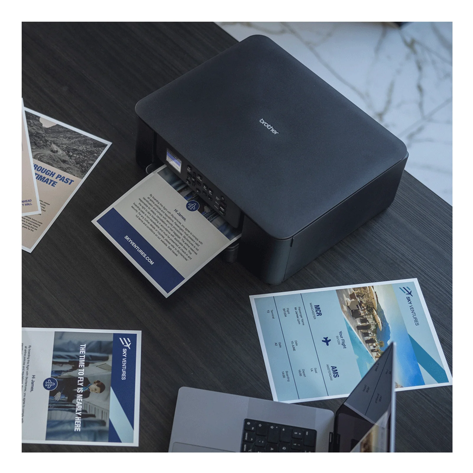 Vue arrière de l'imprimante Brother DCP-J1310DW avec port de sortie papier et compartiment recto verso