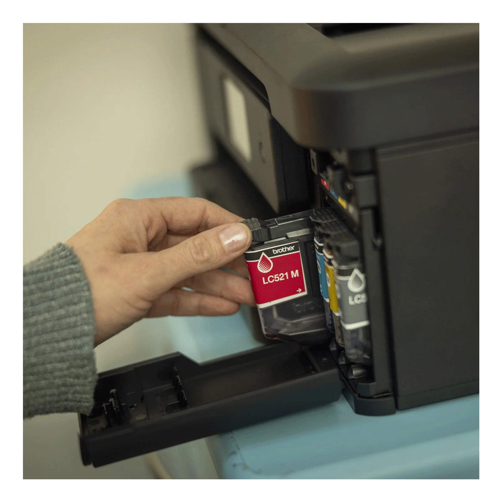 Imprimante Brother DCP-J1460DW en vue trois quarts montrant le chargeur automatique et le panneau de commande tactile