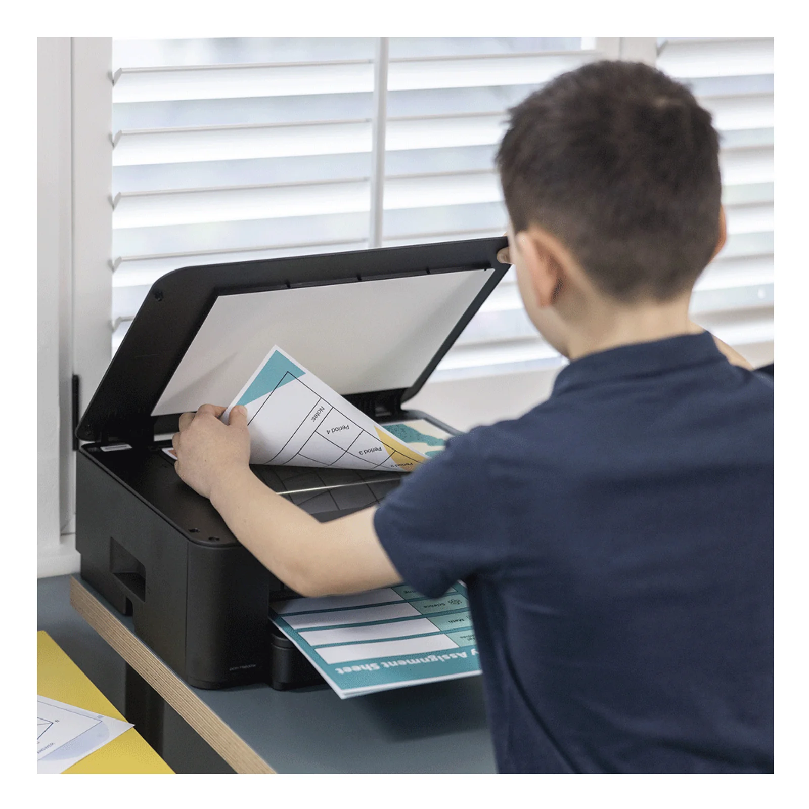 Vue trois quarts opposée de l'imprimante Brother DCP-T580DW avec couvercle scanner fermé