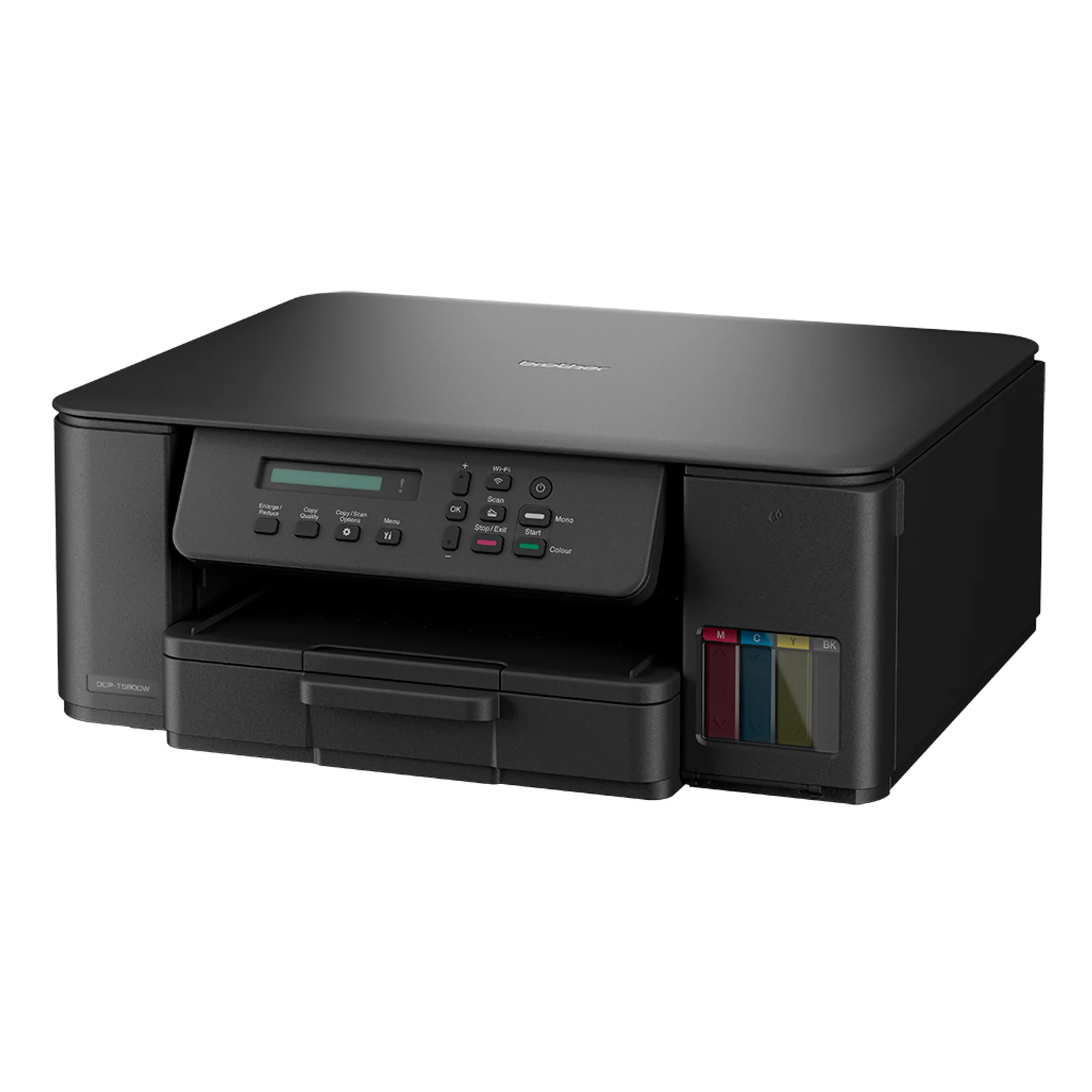 Personne utilisant l'imprimante Brother DCP-T580DW posée sur un meuble bois avec une plante en arrière-plan
