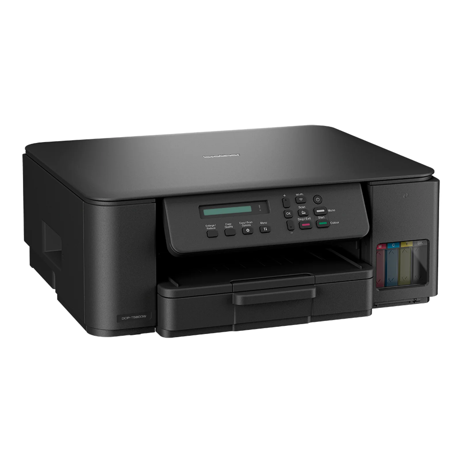 Main remplissant un réservoir d'encre Brother DCP-T580DW à l'aide d'une bouteille couleur étiquetée