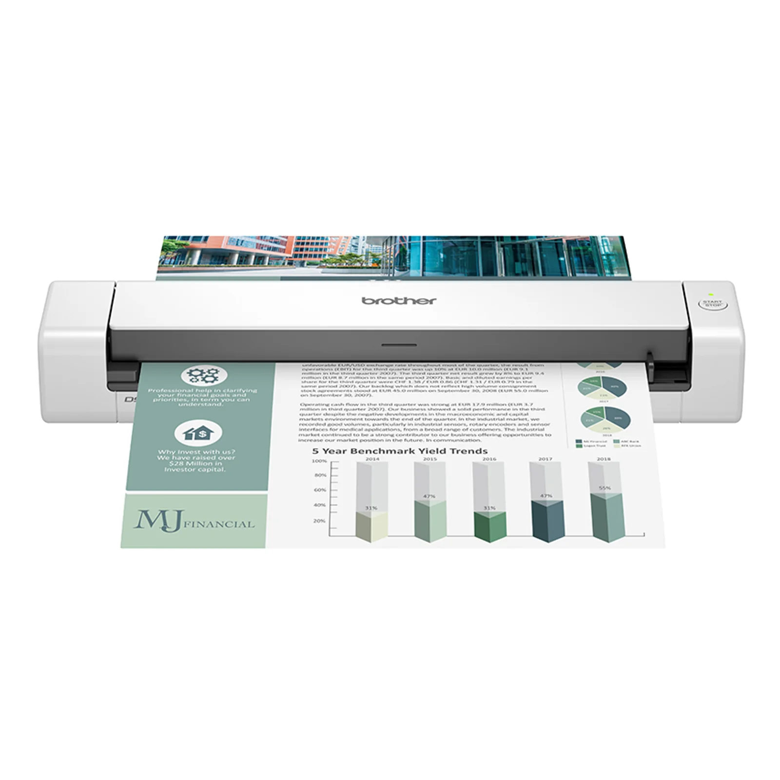 Scanner Brother DS-740D en cours de numérisation d'une feuille A4 blanche posée à plat à côté d'un ordinateur portable pour usage nomade