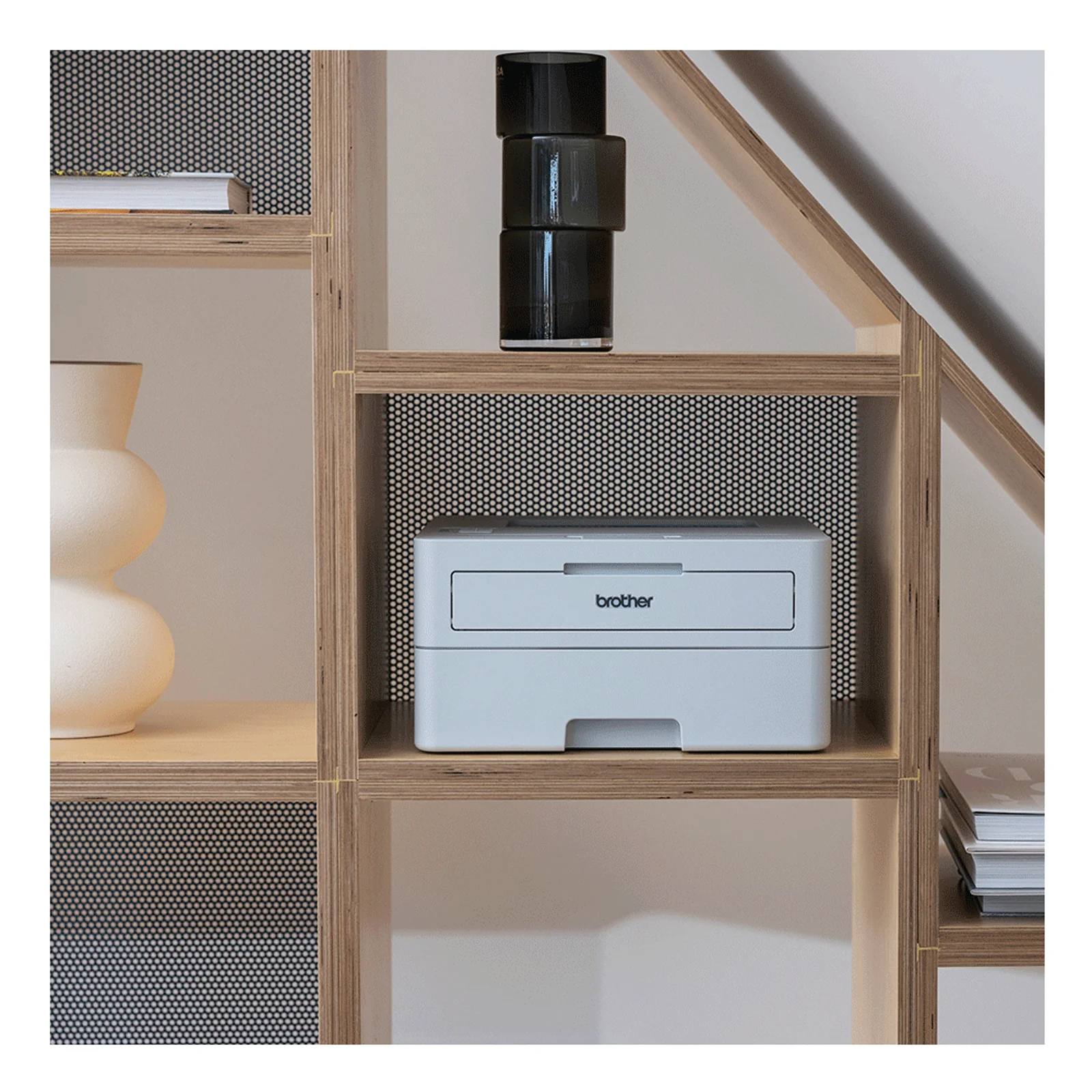 Brother HL-L2865DW posee sur une etagere en bois claire au format compact qui s'integre dans un meuble de bureau