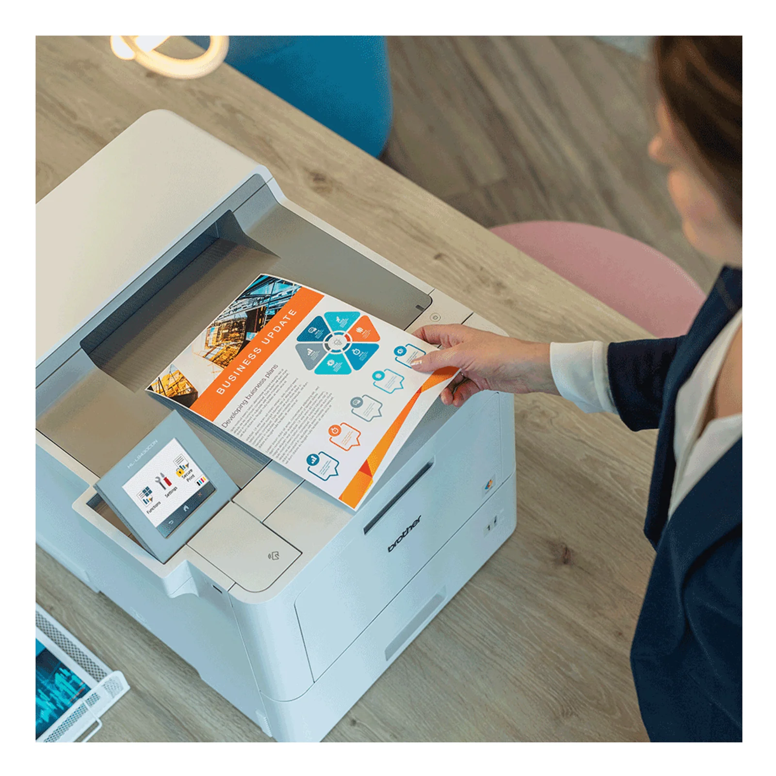 Imprimante Brother HL-L9470CDN vue de trois quarts montrant l'écran tactile, le bac de sortie supérieur et les aérations latérales