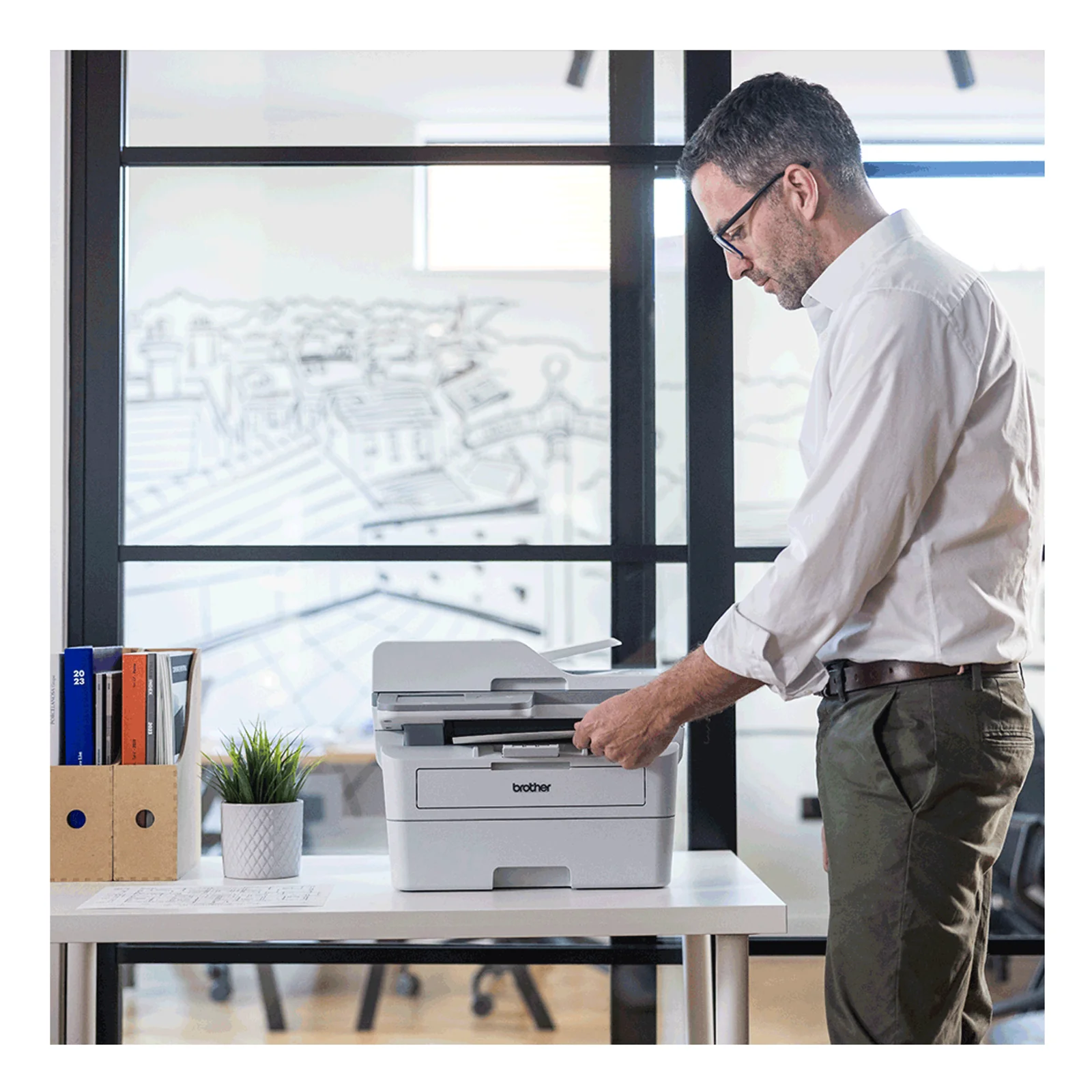 Gros plan du panneau de commande MFC-L2980DW avec écran tactile affichant les icônes Fax, Copy et Scan et zone NFC