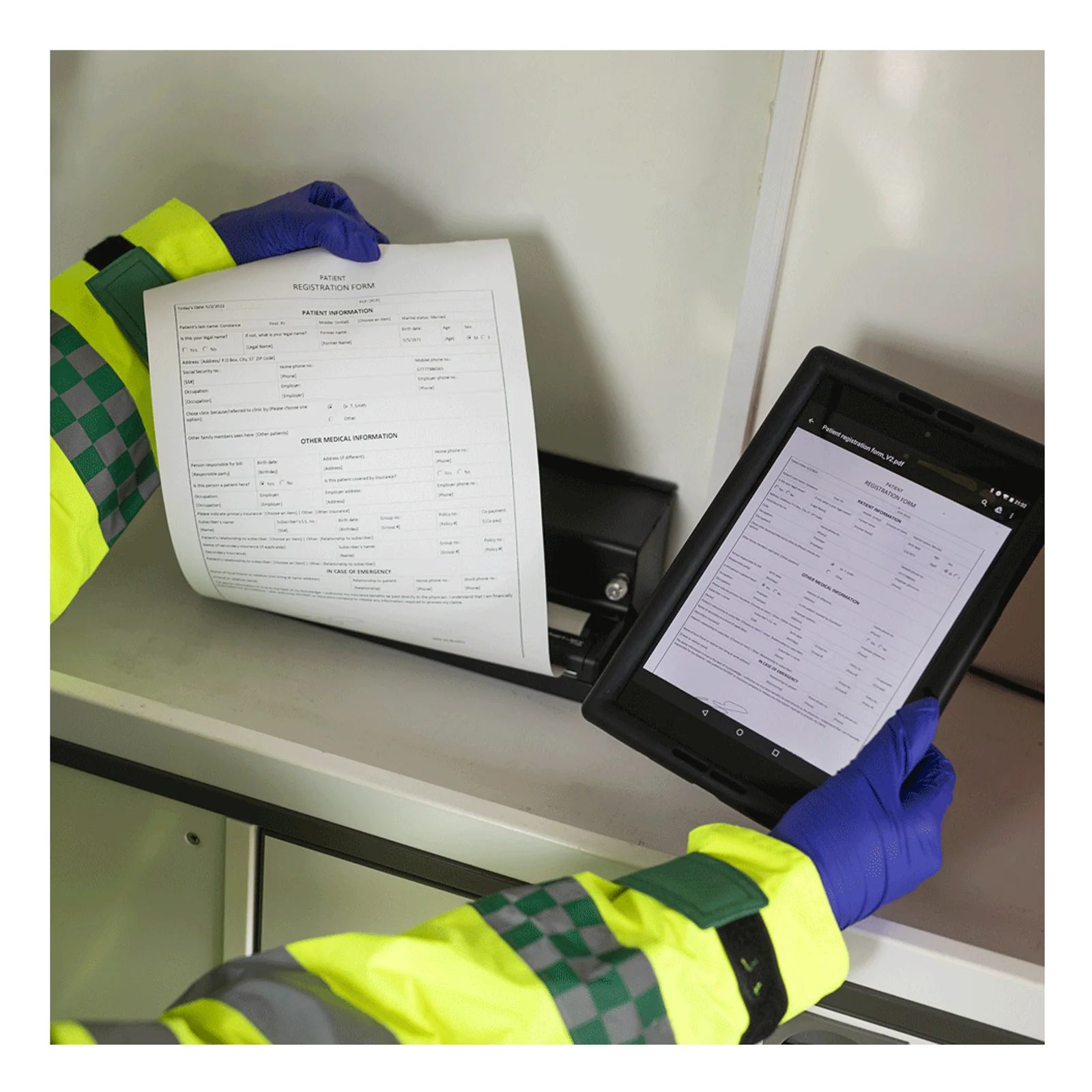 Mains gantées tenant un formulaire patient sortant d'une PocketJet PJ-863 et une tablette en environnement médical