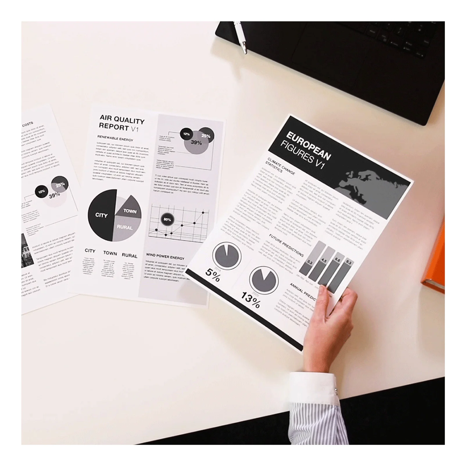 Documents imprimés en noir et blanc avec graphiques sur un bureau clair