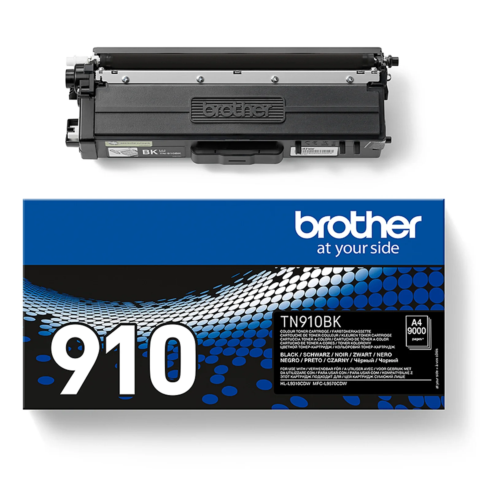 Cartouche Brother TN-910BK posée au-dessus de sa boîte 910 noire fond bleu