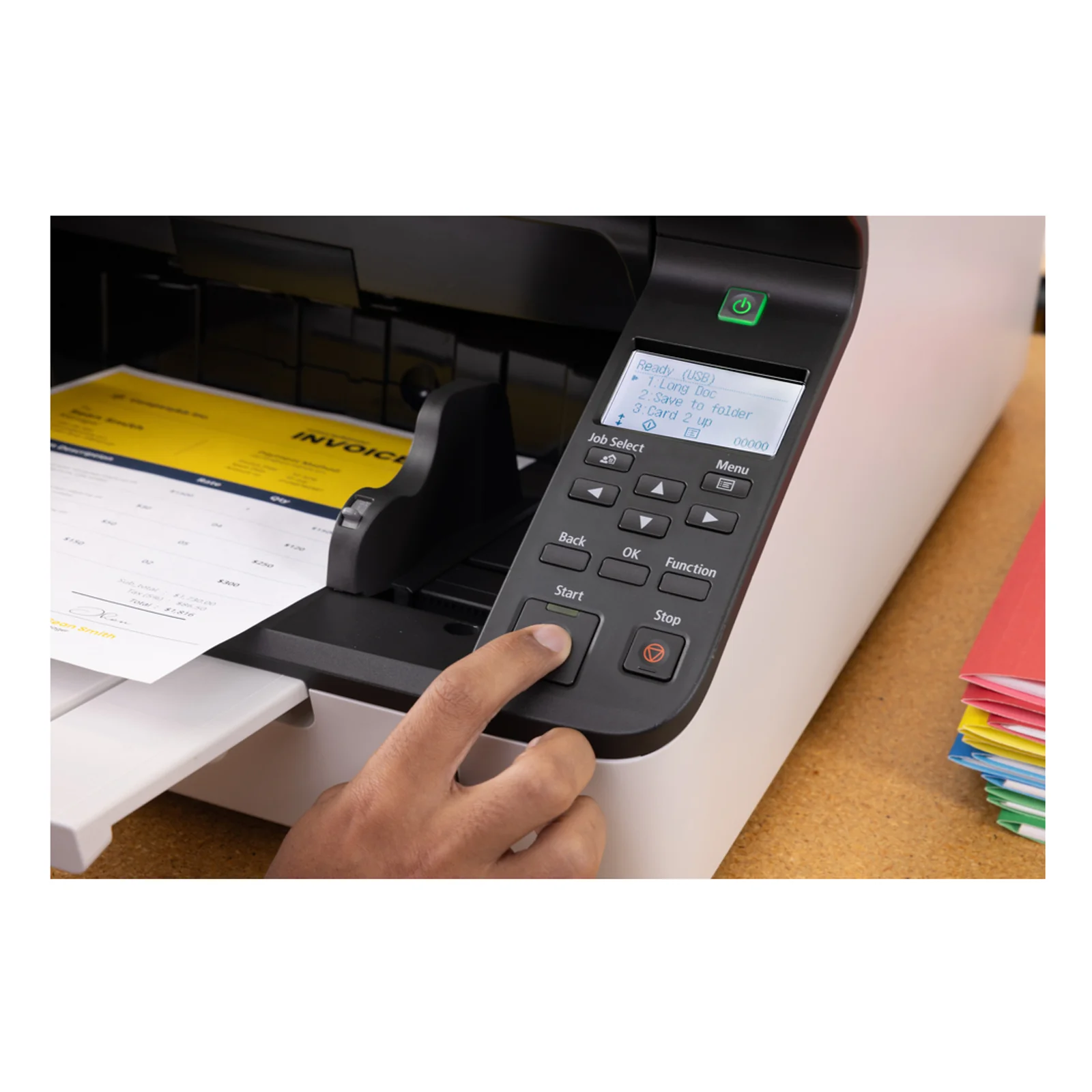 Scanner DR-G2110 vue rapprochée avec doigt appuyant sur la touche Start verte du panneau de contrôle
