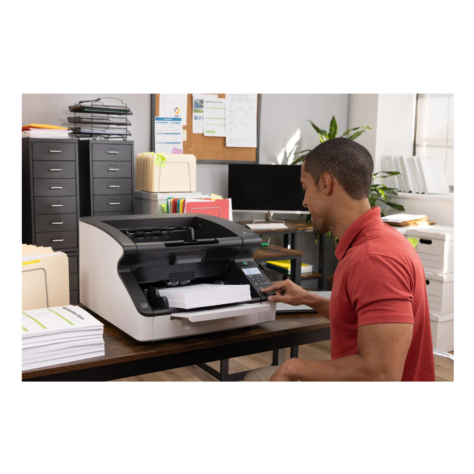 Canon DR-G2110 dans un bureau d'archivage avec opérateur en chemise rouge contrôlant la numérisation