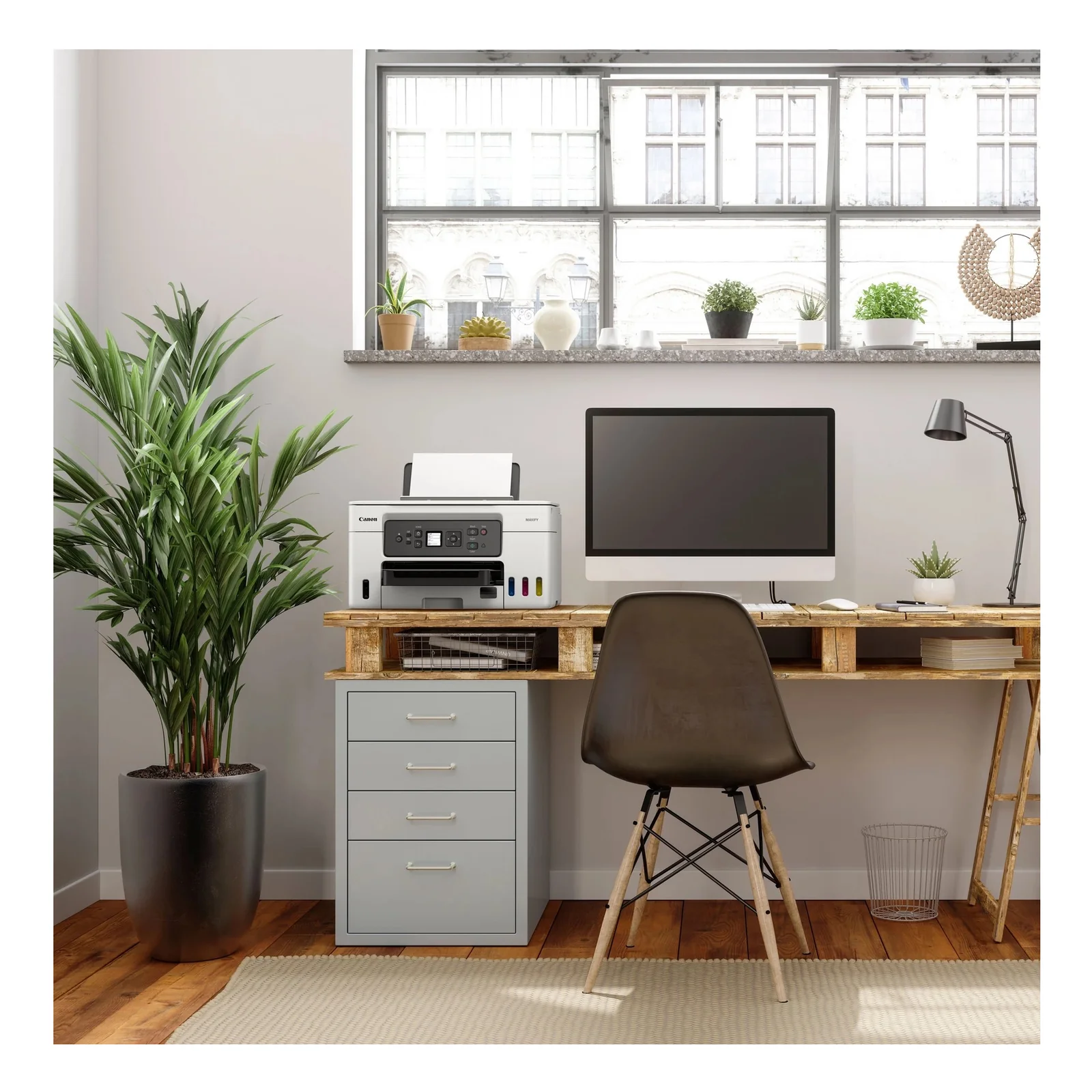 Canon MAXIFY GX3050 intégrée à un bureau à domicile avec écran et chaise design