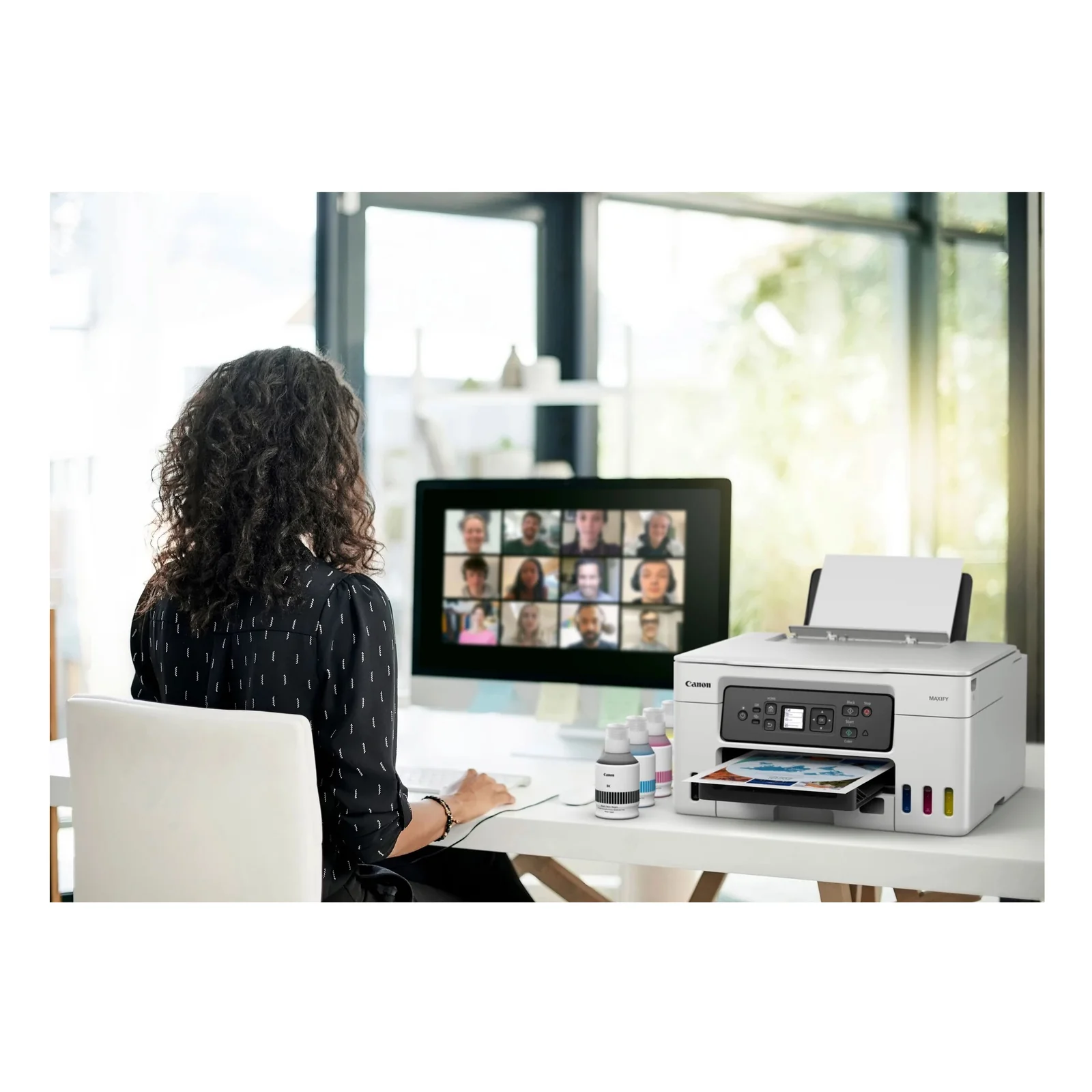 Canon MAXIFY GX3050 installée sur un bureau pendant une visioconférence