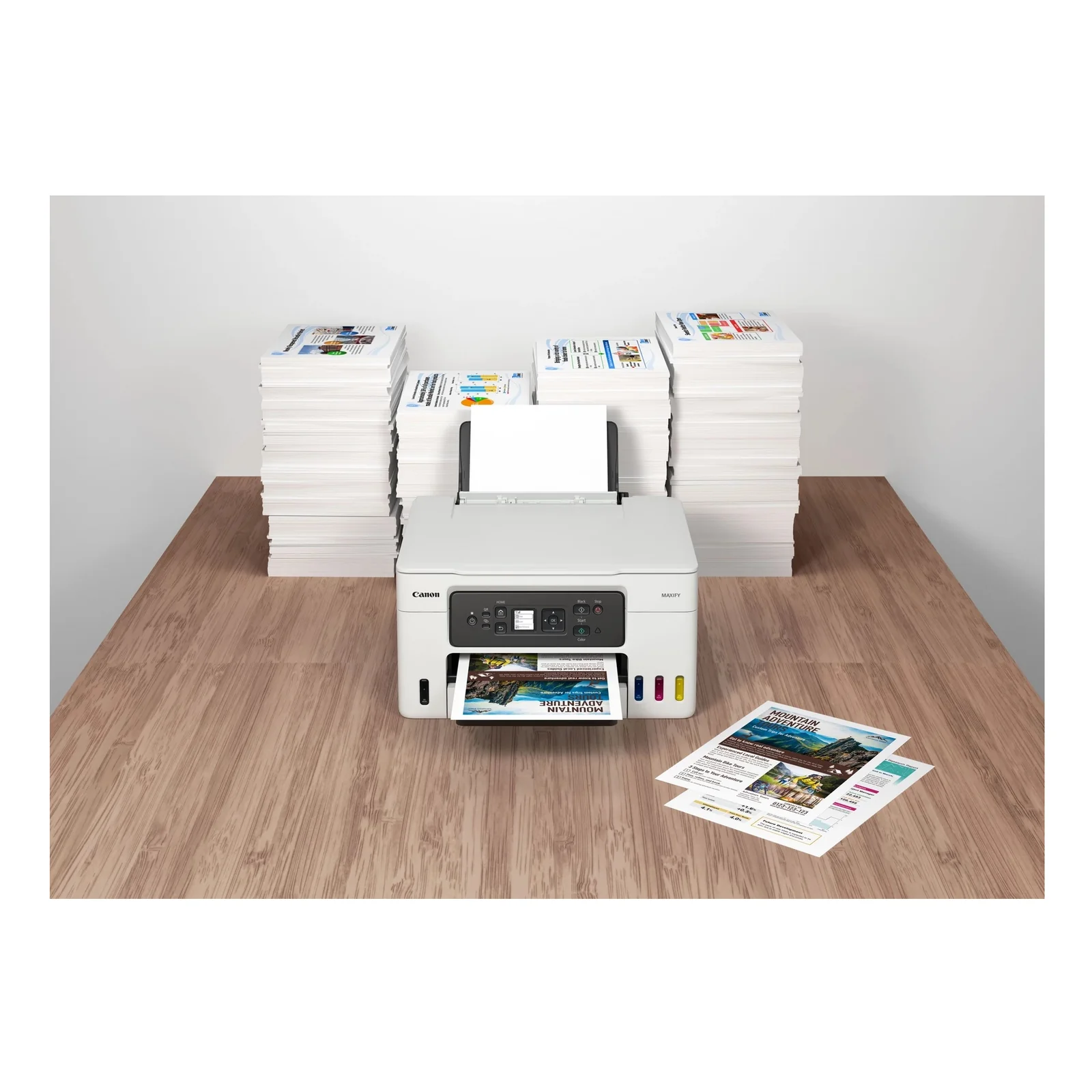 MAXIFY GX3050 produisant des piles de documents A4 sur un bureau en bois clair