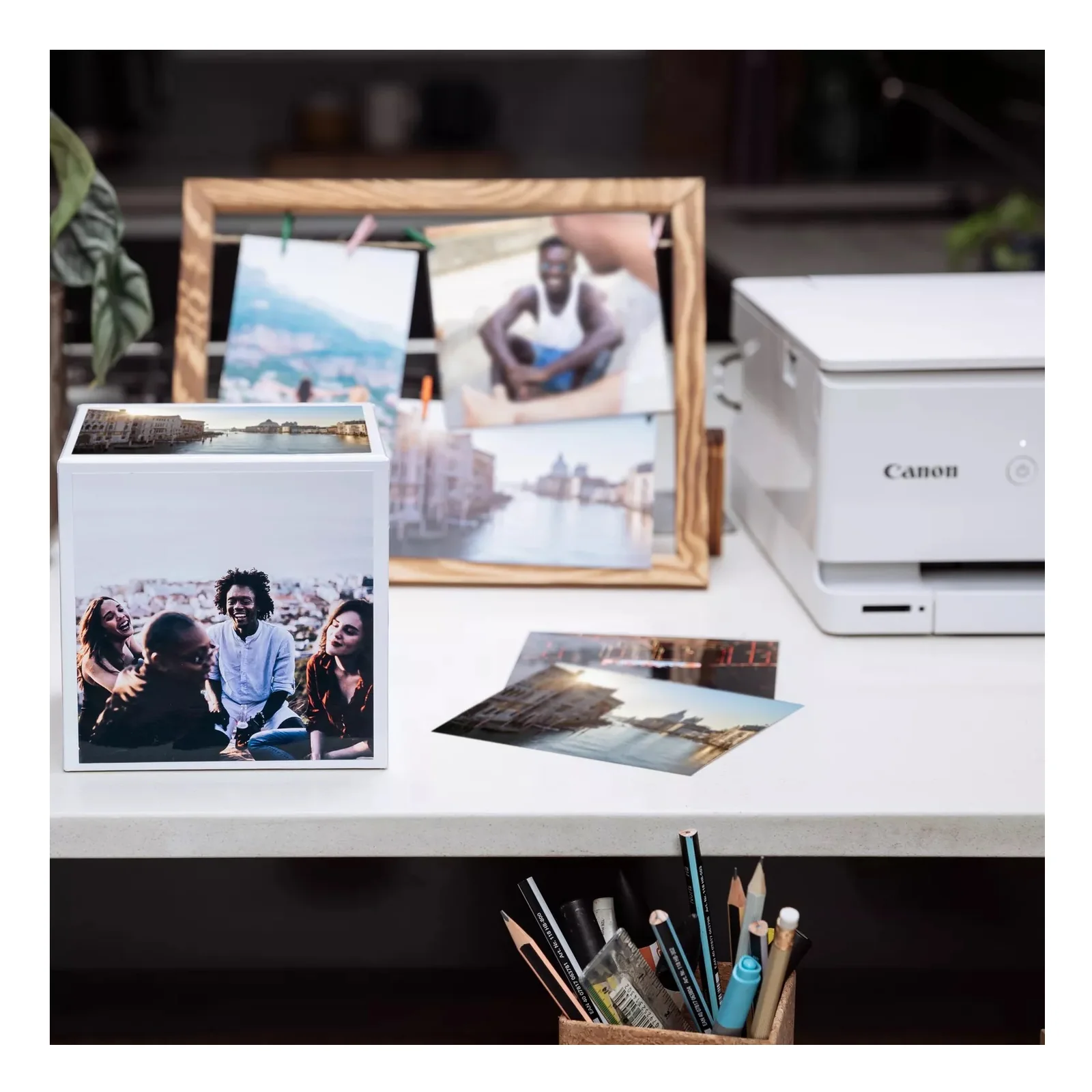 Cube photo Canon et tirages 13x13 avec imprimante PIXMA blanche en arrière-plan