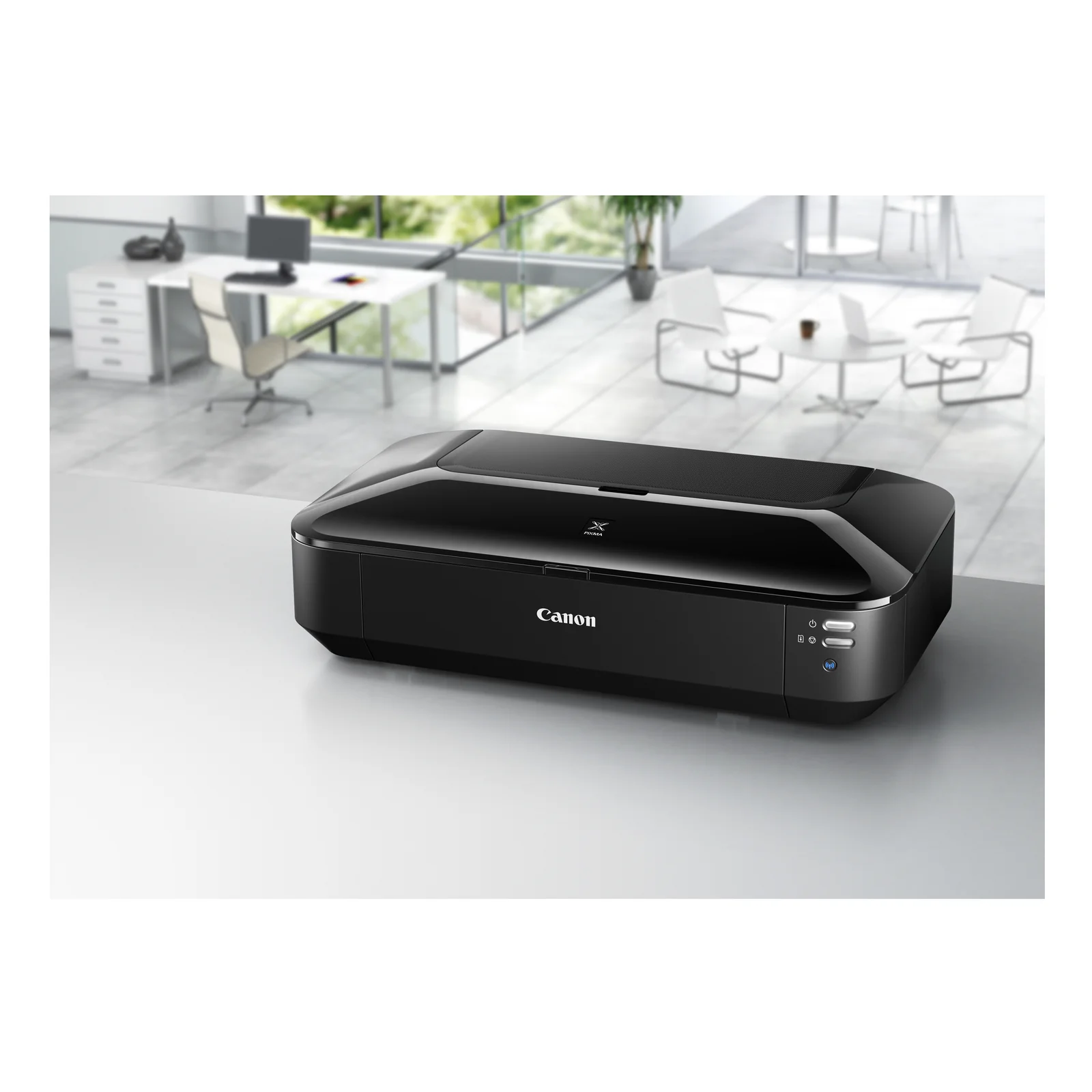 Canon PIXMA iX6850 posée sur un bureau dans un environnement professionnel lumineux