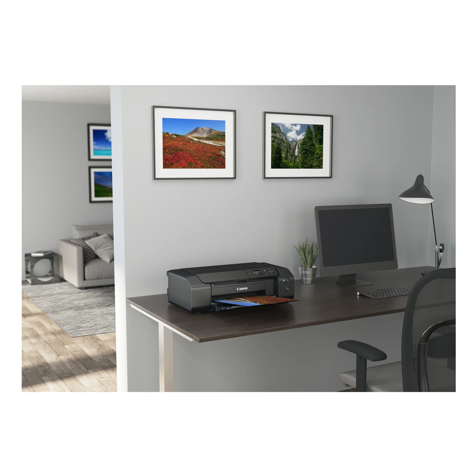 PRO-200S sur bureau dans un intérieur lumineux avec photographies encadrées au mur