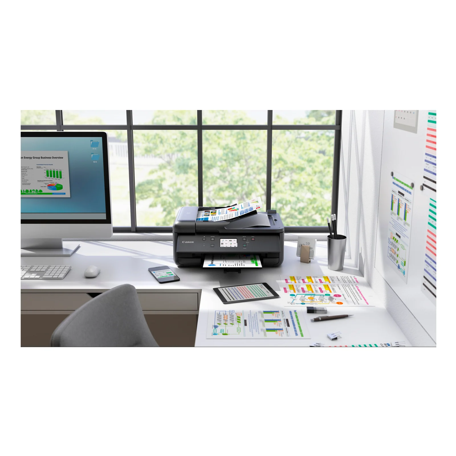 Canon PIXMA TR7650 sur bureau lumineux à côté d'un écran d'ordinateur, smartphone et documents imprimés