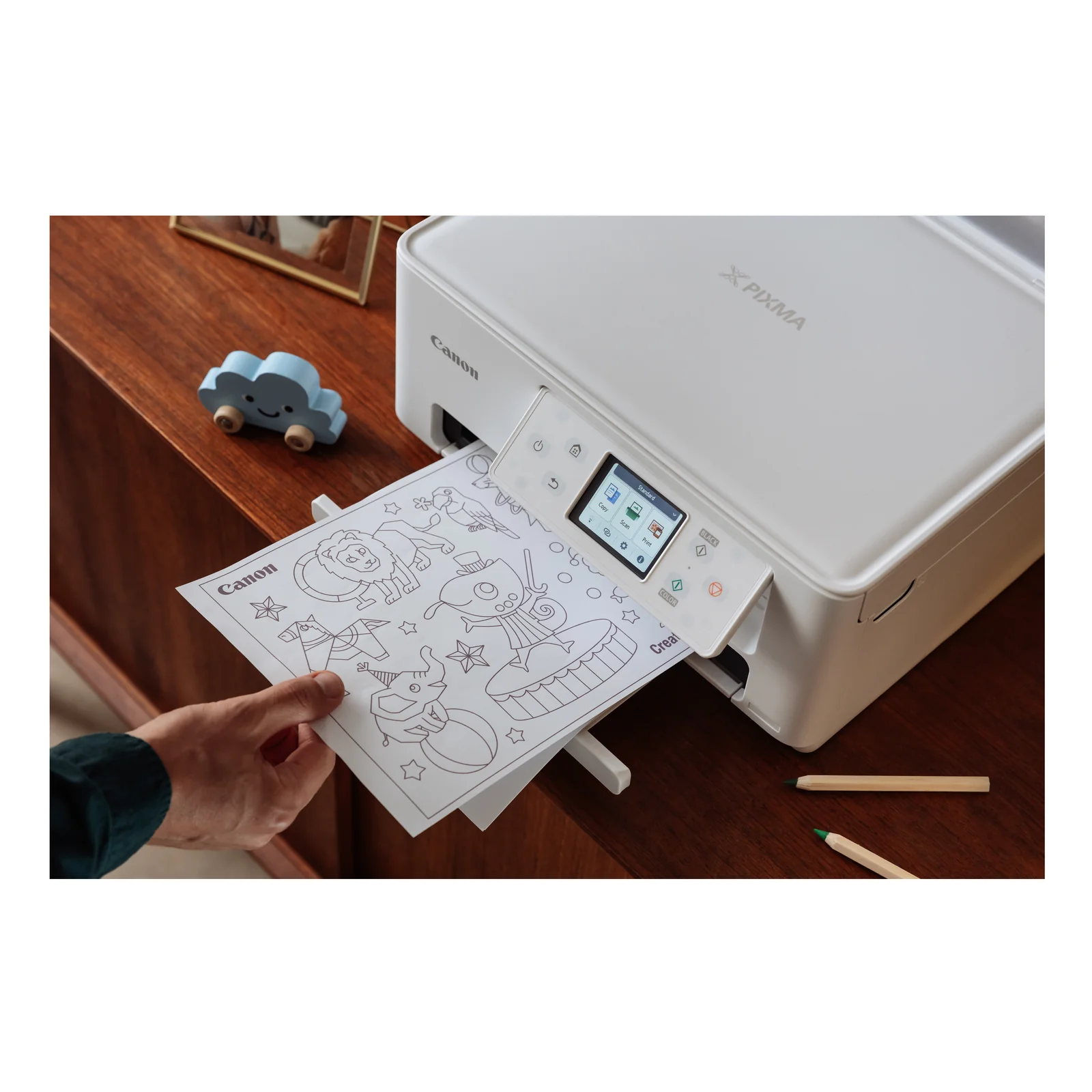 Smartphone affichant l'application Canon PRINT à côté de la PIXMA TS7650i blanche