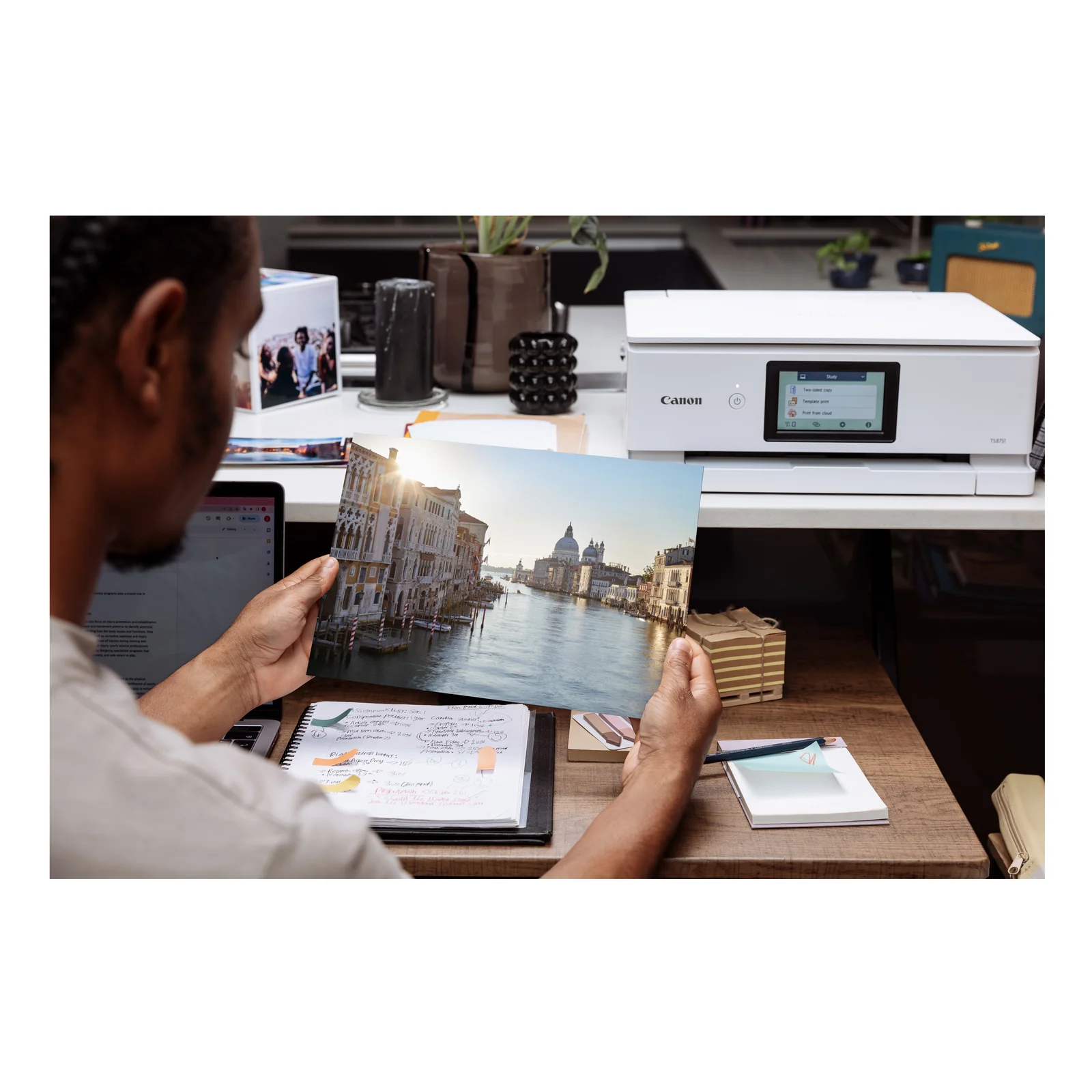 Bureau de cuisine avec PIXMA TS8751 et tirages photo encadrés à proximité