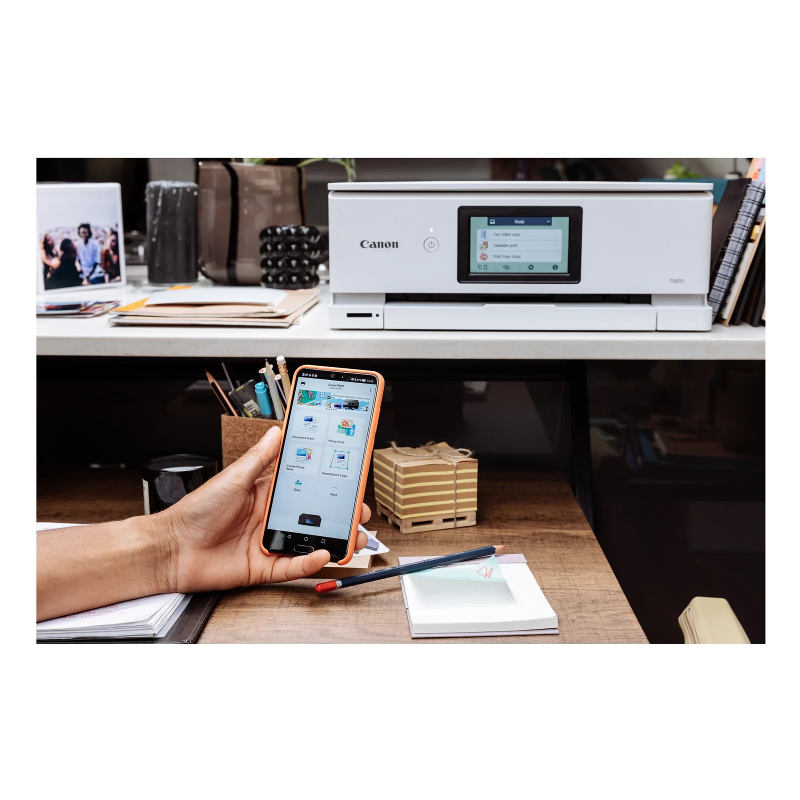 Smartphone scannant le QR code de configuration sur la TS8751