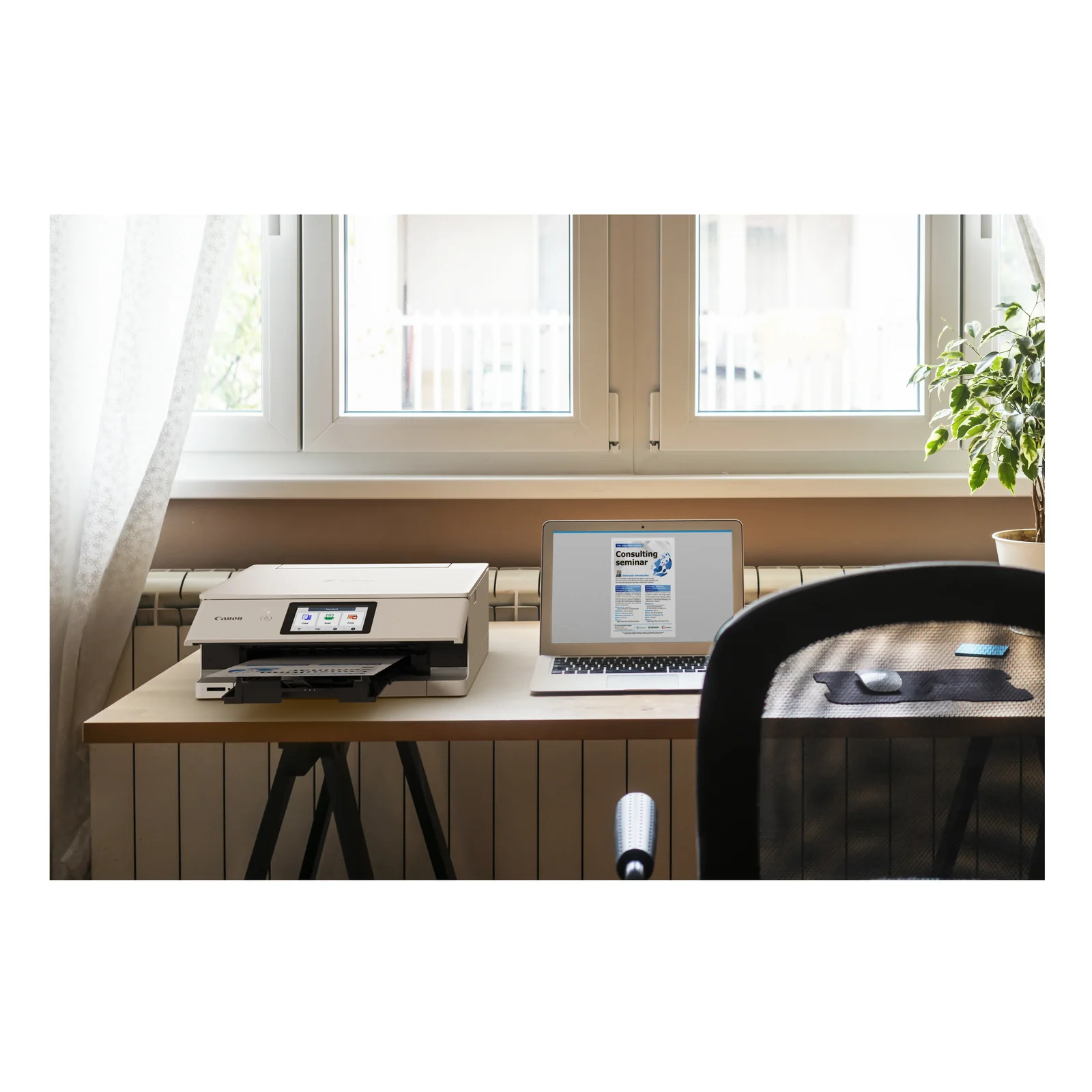 Main saisissant un graphique couleur fraîchement imprimé sur la PIXMA TS8751