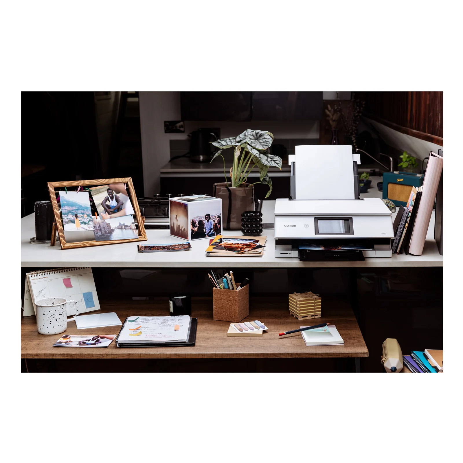 PIXMA TS8751 sur un bureau près d'une fenêtre avec ordinateur portable