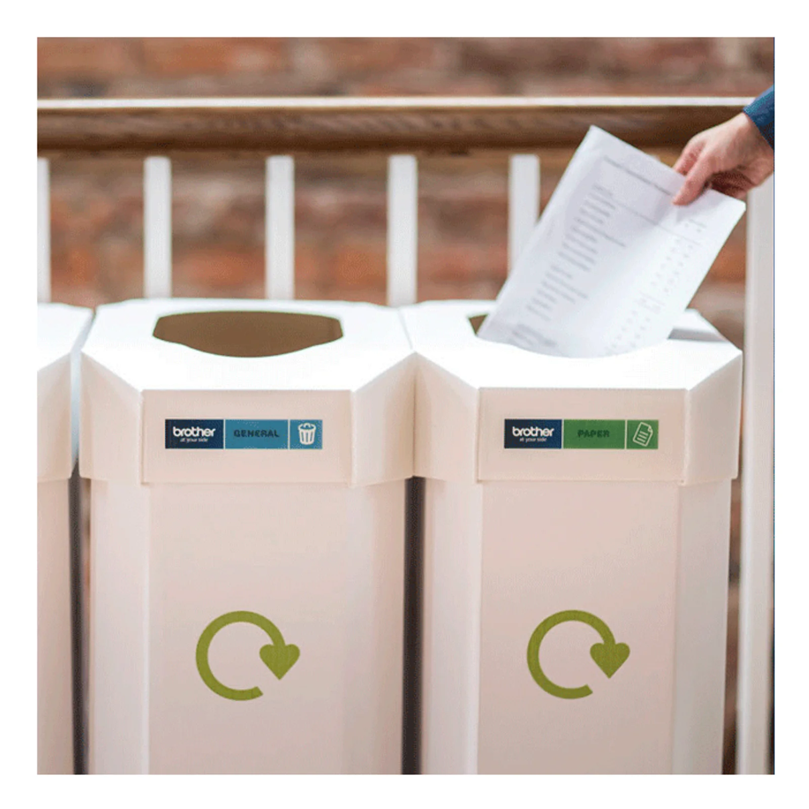 Deux poubelles blanches de tri portant des étiquettes Brother General et Paper avec icônes