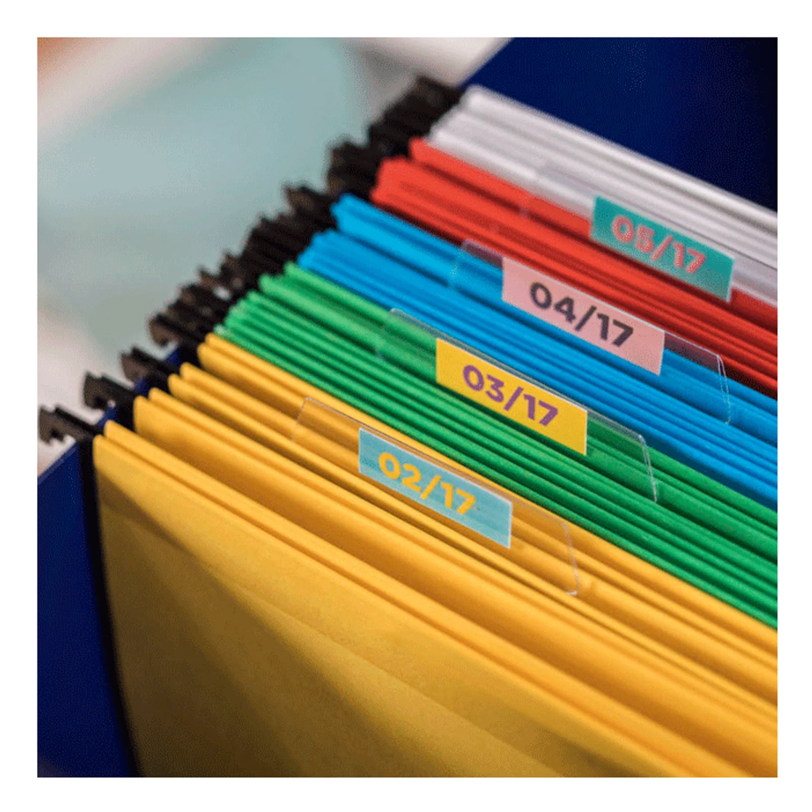 Dossiers suspendus colorés portant des étiquettes datées 02/17 à 05/17 sur leurs onglets