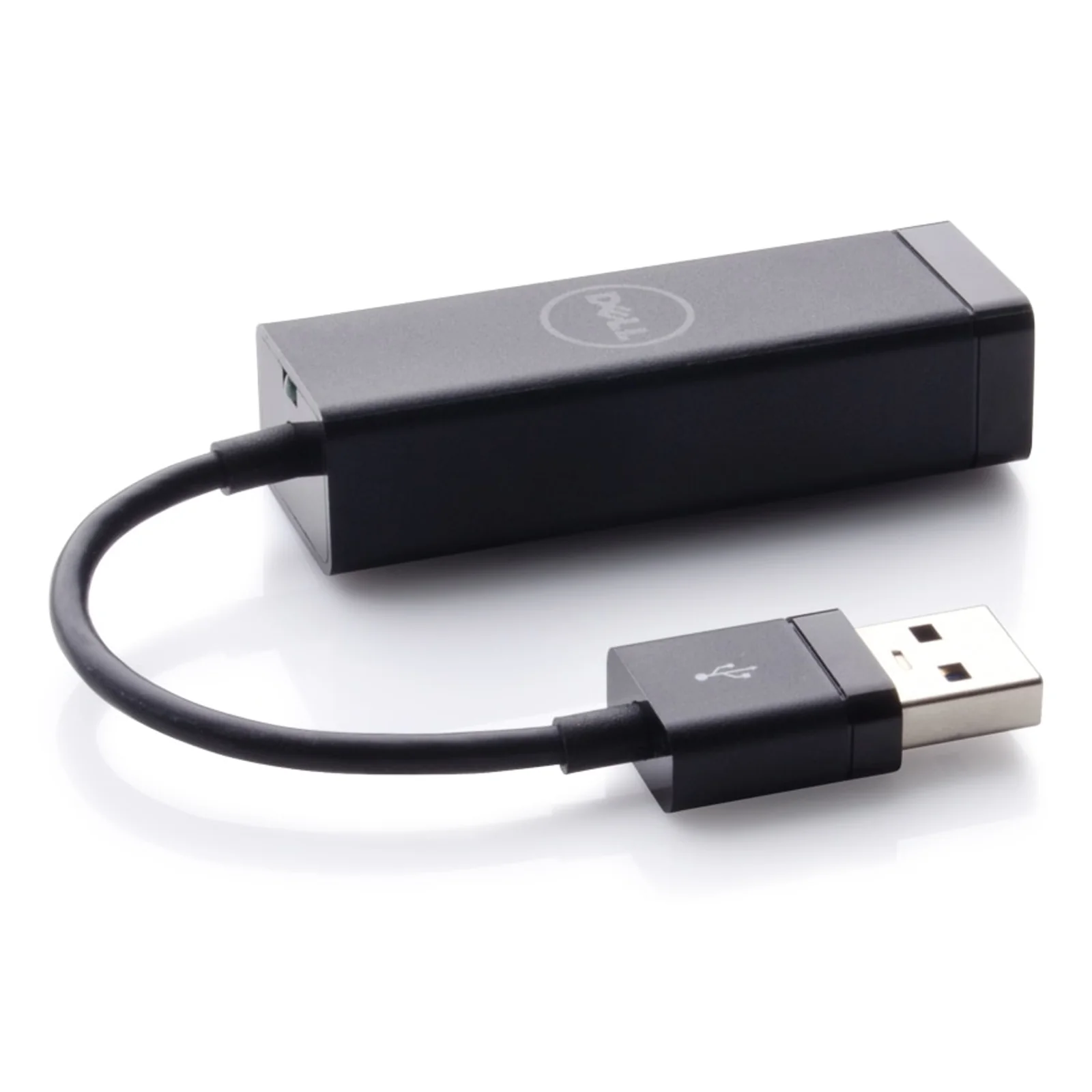 Vue rapprochée de l'adaptateur noir et du connecteur USB Type-A détaché en avant-plan