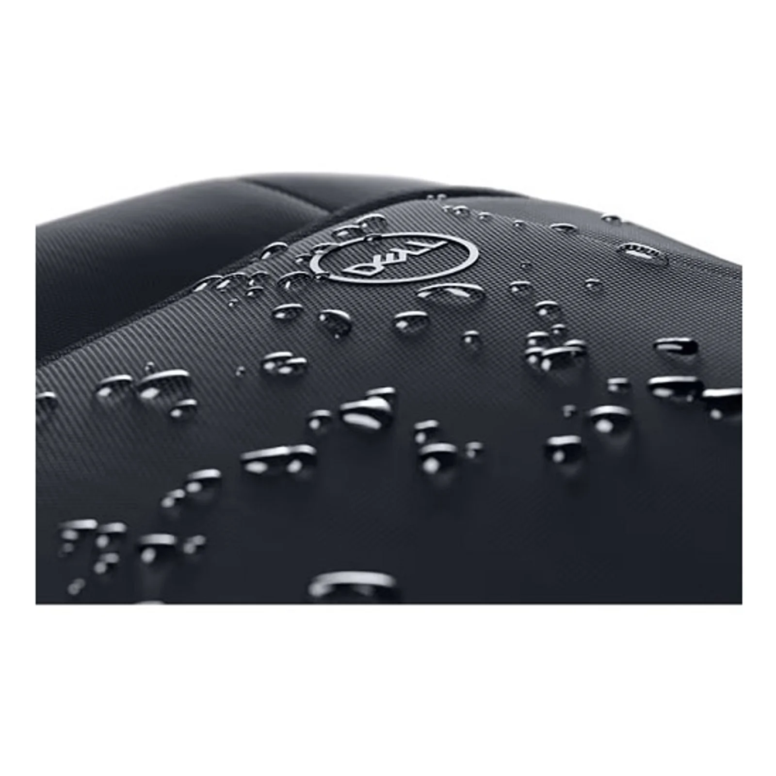 Gros plan sur le tissu polyester noir de la sacoche, gouttes d'eau en surface illustrant le traitement hydrofuge, logo Dell visible