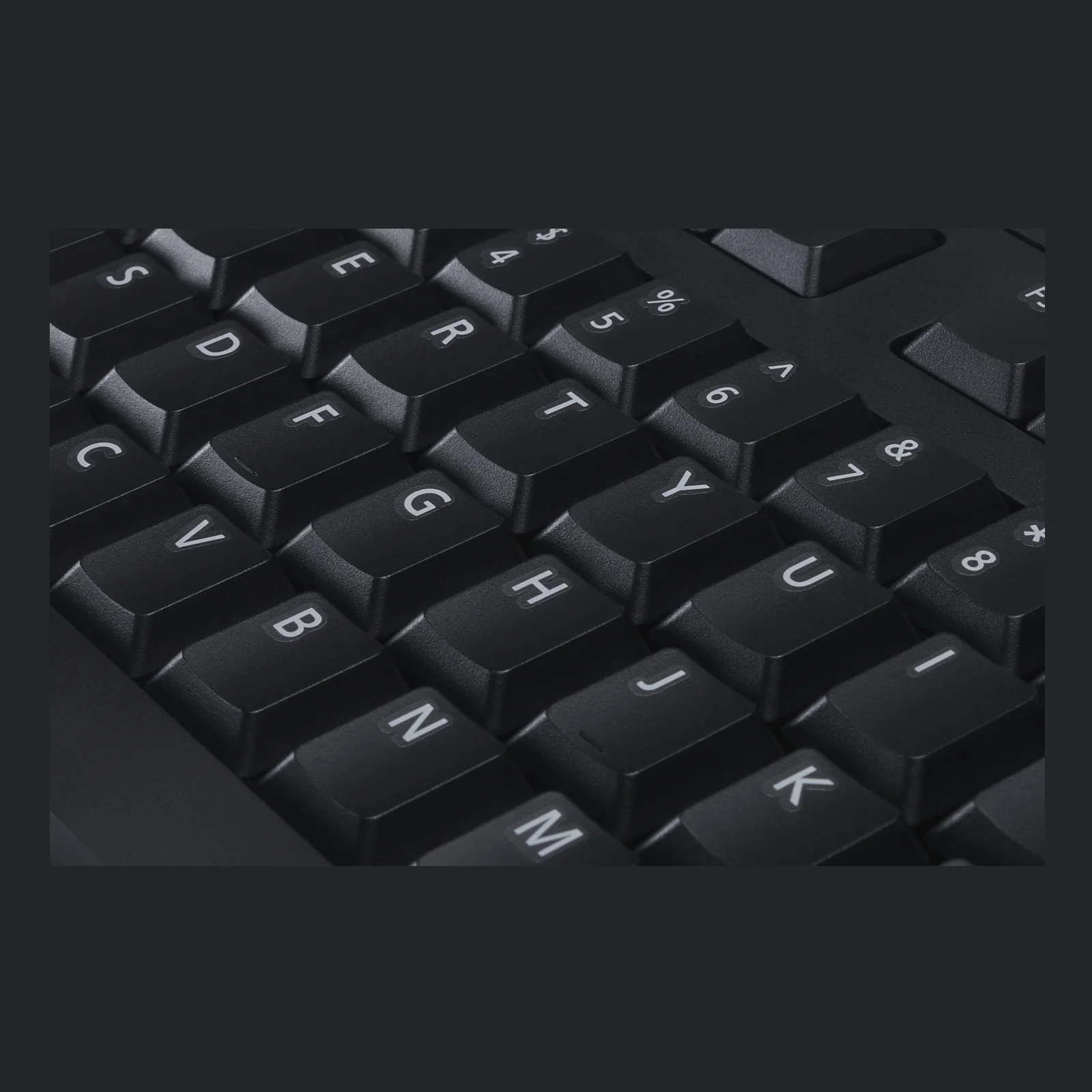 Gros plan en plongée sur les touches centrales montrant le profil mid-height des keycaps mats