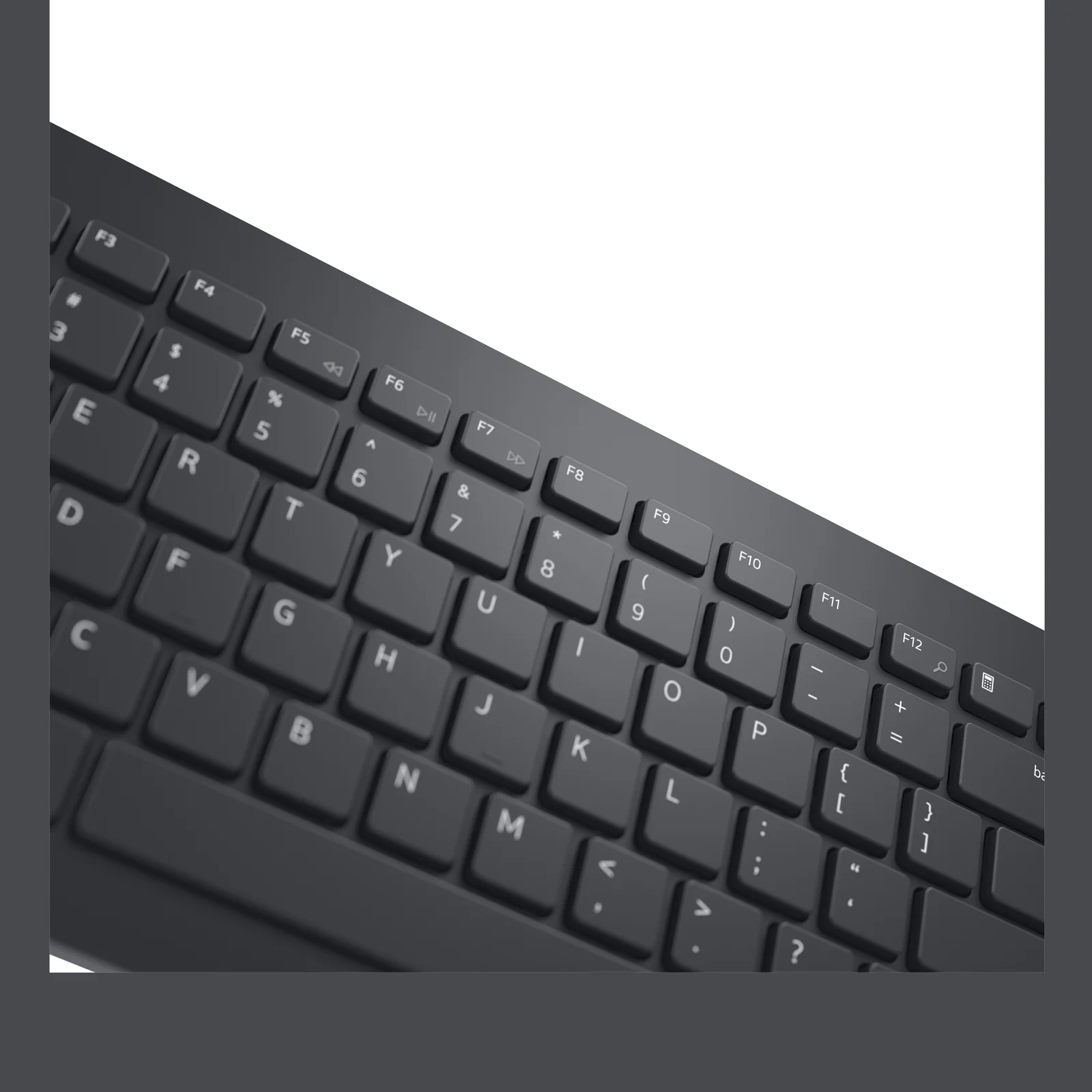 Détail du pied d'inclinaison déplié sous l'arrière du clavier pour relever l'angle de frappe
