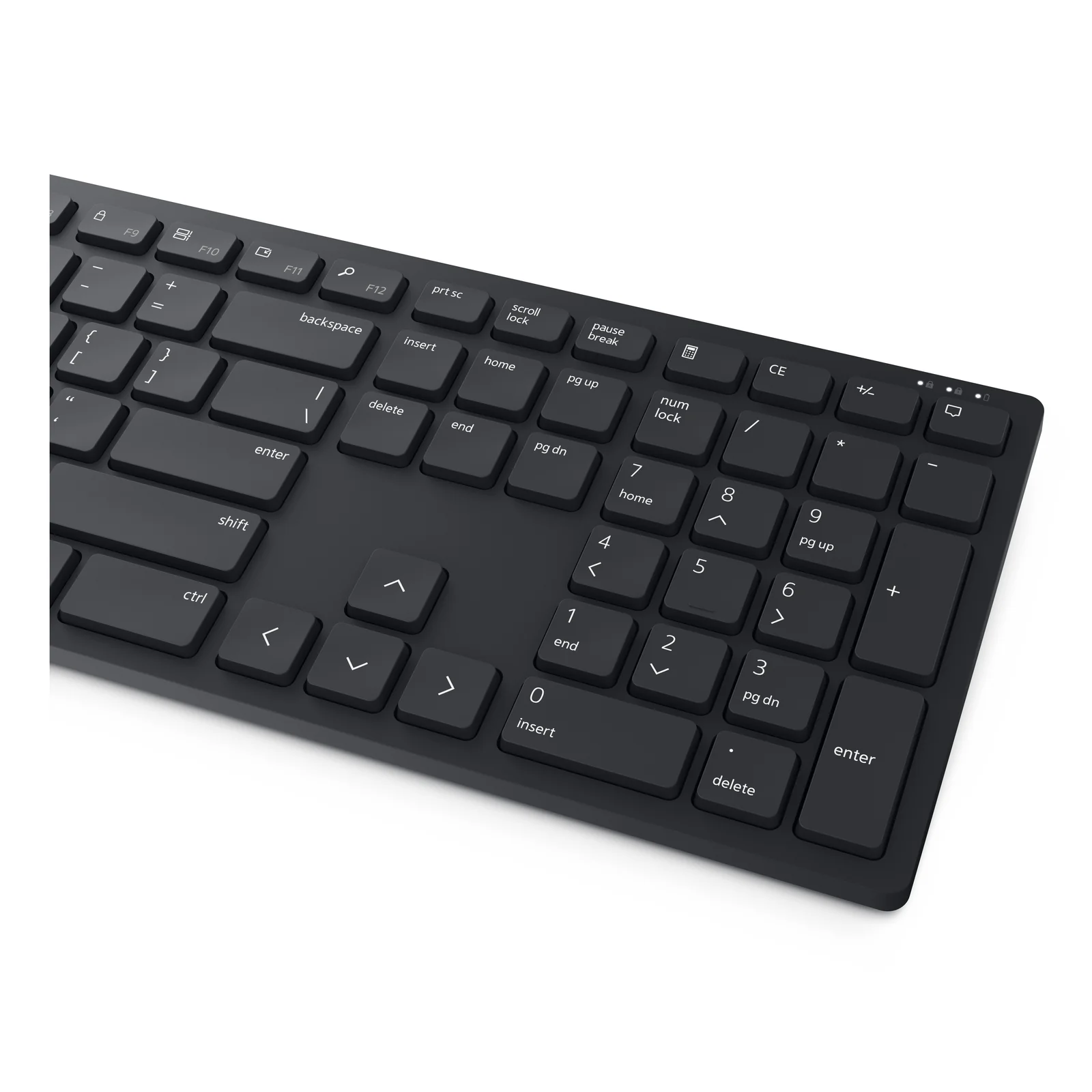 Vue d'ensemble du clavier noir et souris noire grand angle posés sur fond blanc