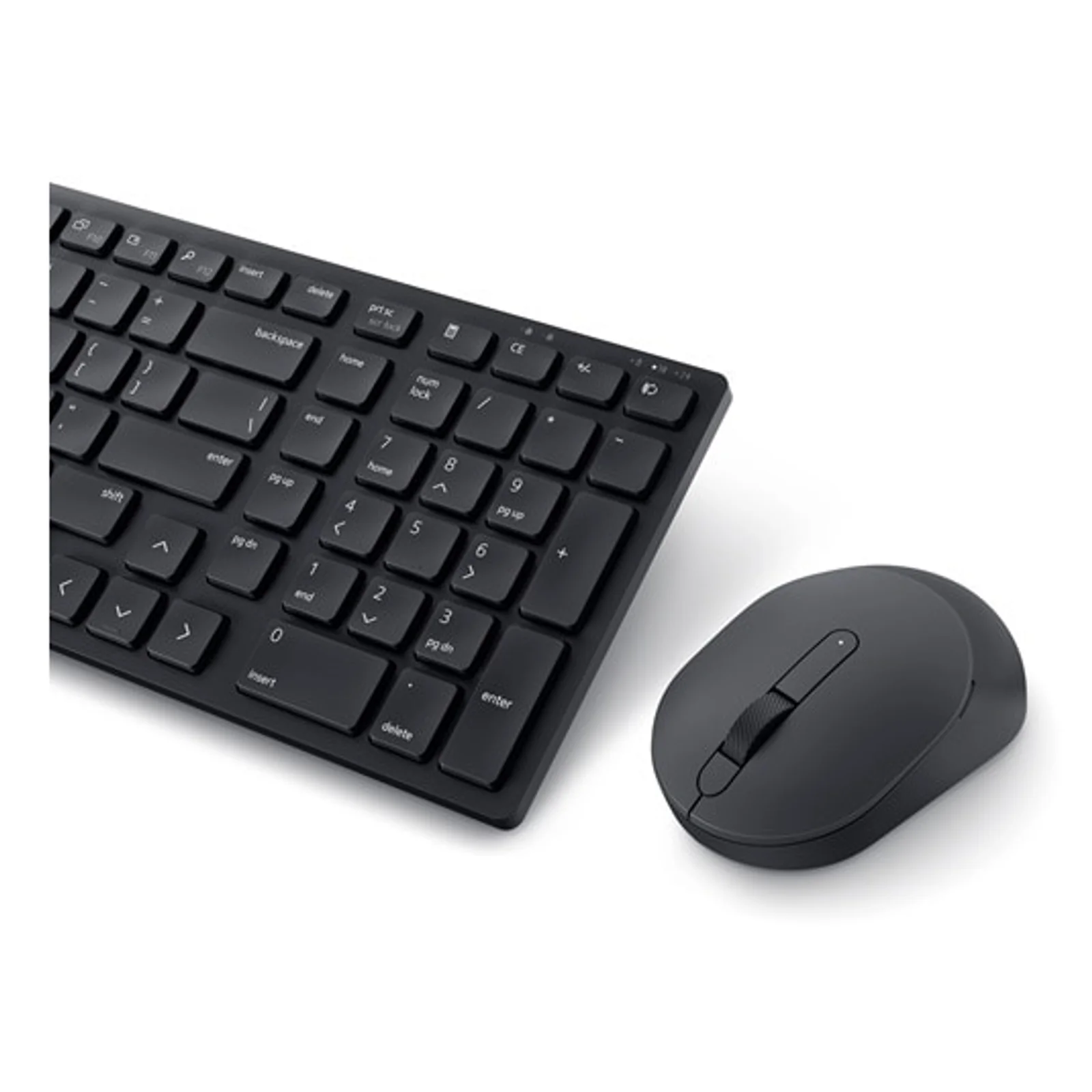 Gros plan sur le pavé numérique du clavier noir et sur la souris noire au design ovale