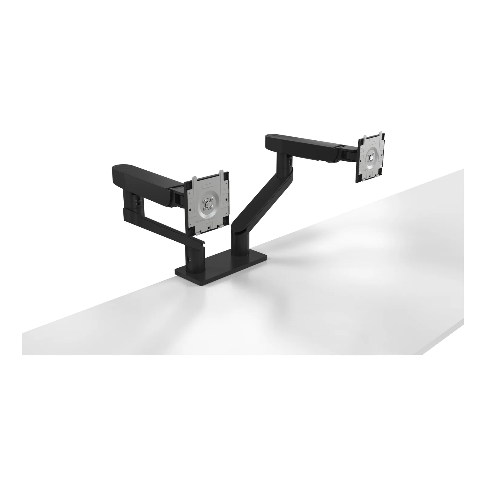 Vue trois quarts du bras MDA20 monté sur étau de bureau avec plateaux VESA Quick Release argent visibles