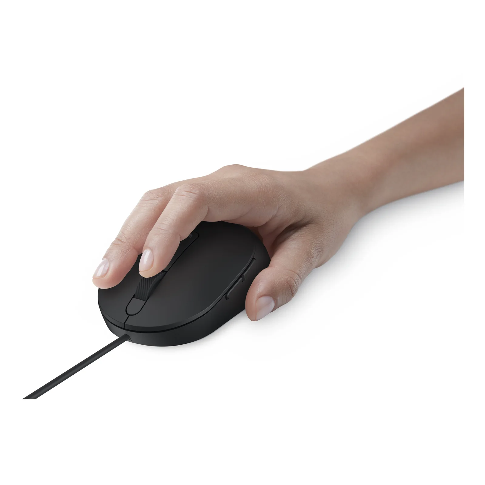 Main posée sur la souris noire montrant la prise en main paume sur coque