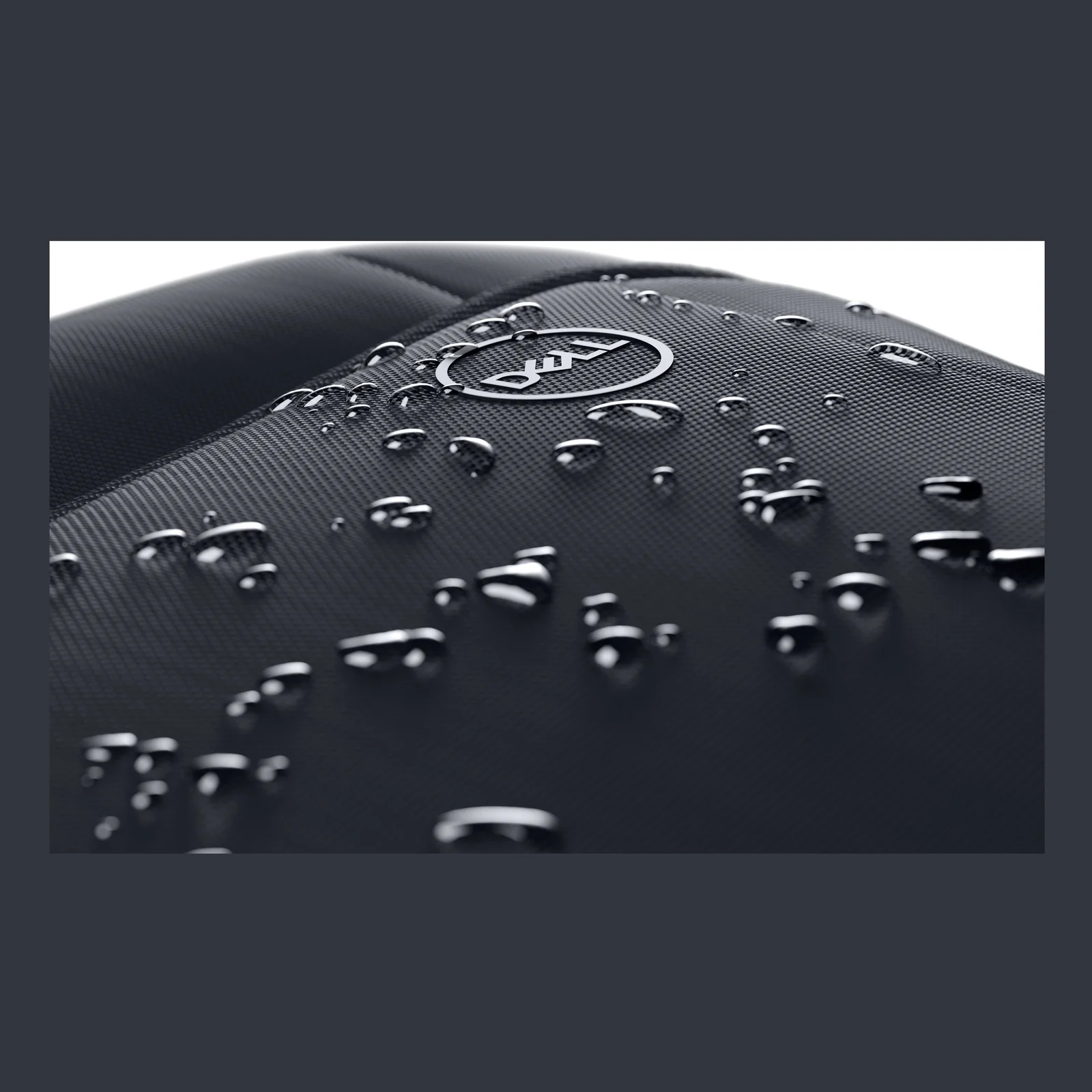 Gros plan sur le tissu extérieur noir tramé recouvert de gouttes d'eau perlées avec logo Dell visible, illustrant la résistance à l'eau