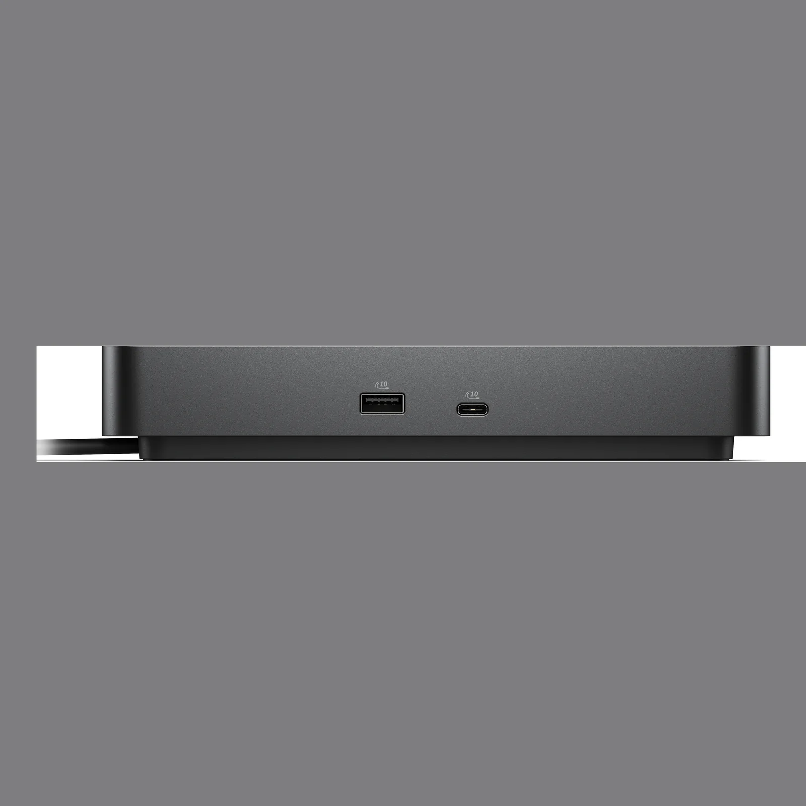 Vue avant rapprochée montrant un port USB-A et un port USB-C utilisateur, tous deux marqués 10 Gbit/s